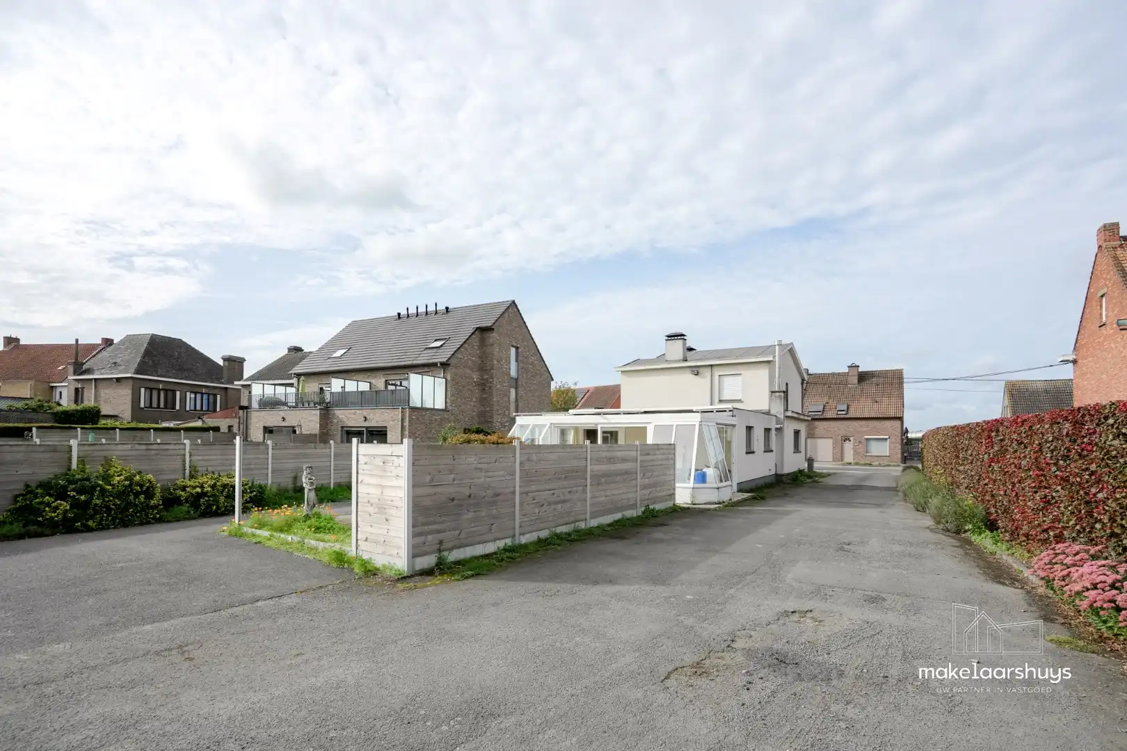 Ruime open bebouwing  met 3 slaapkamers,  bijgebouwen en parkeerplaatsen foto 17