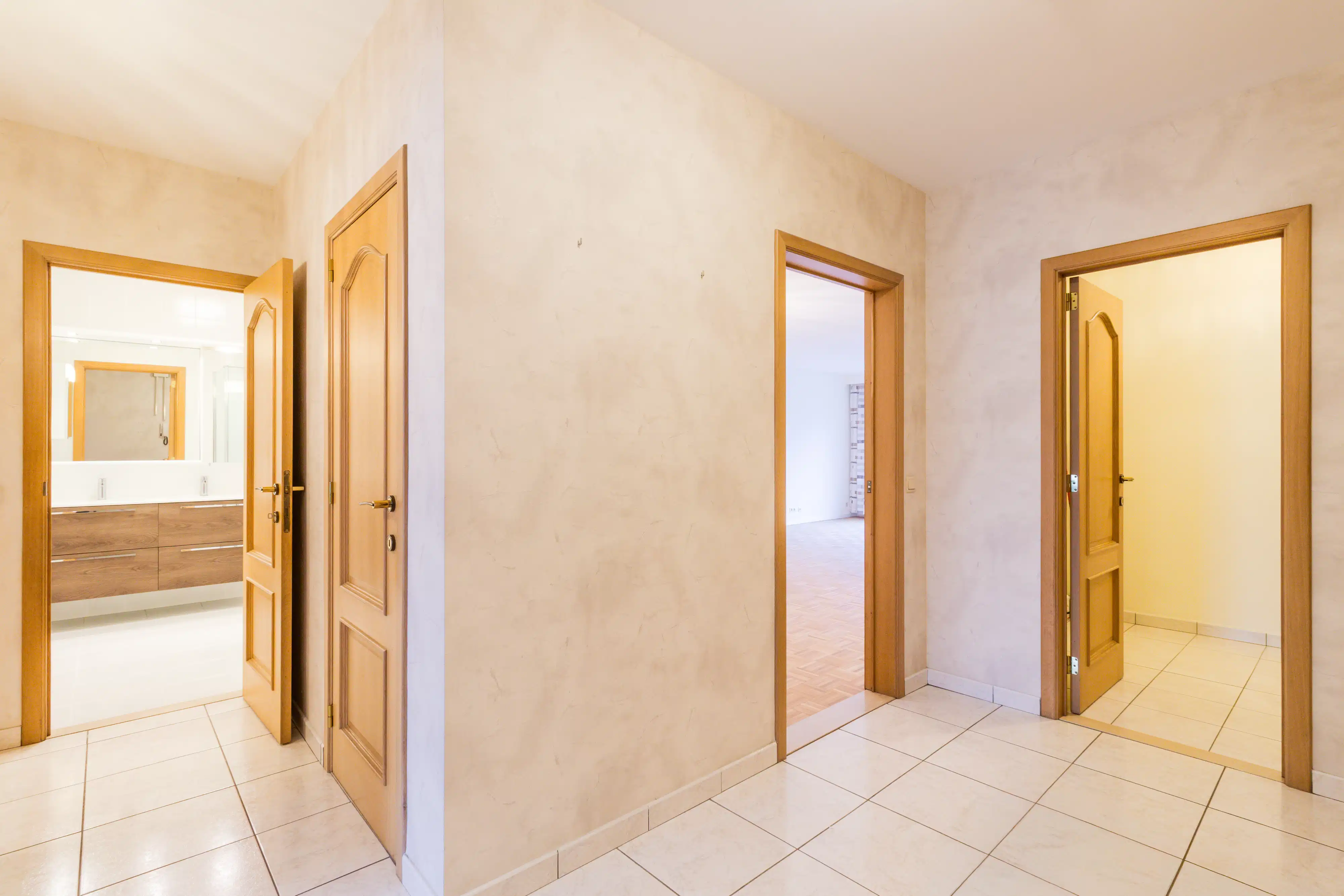 Instapklaar appartement met extra kamer, terras en garagebox foto 2