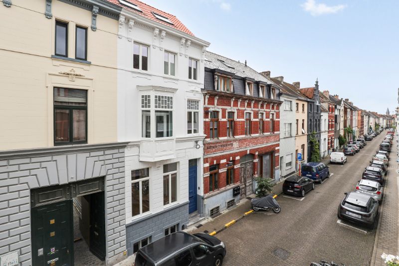 Statige burgerwoning met ziel in hartje Sint-Amandsberg! foto 2