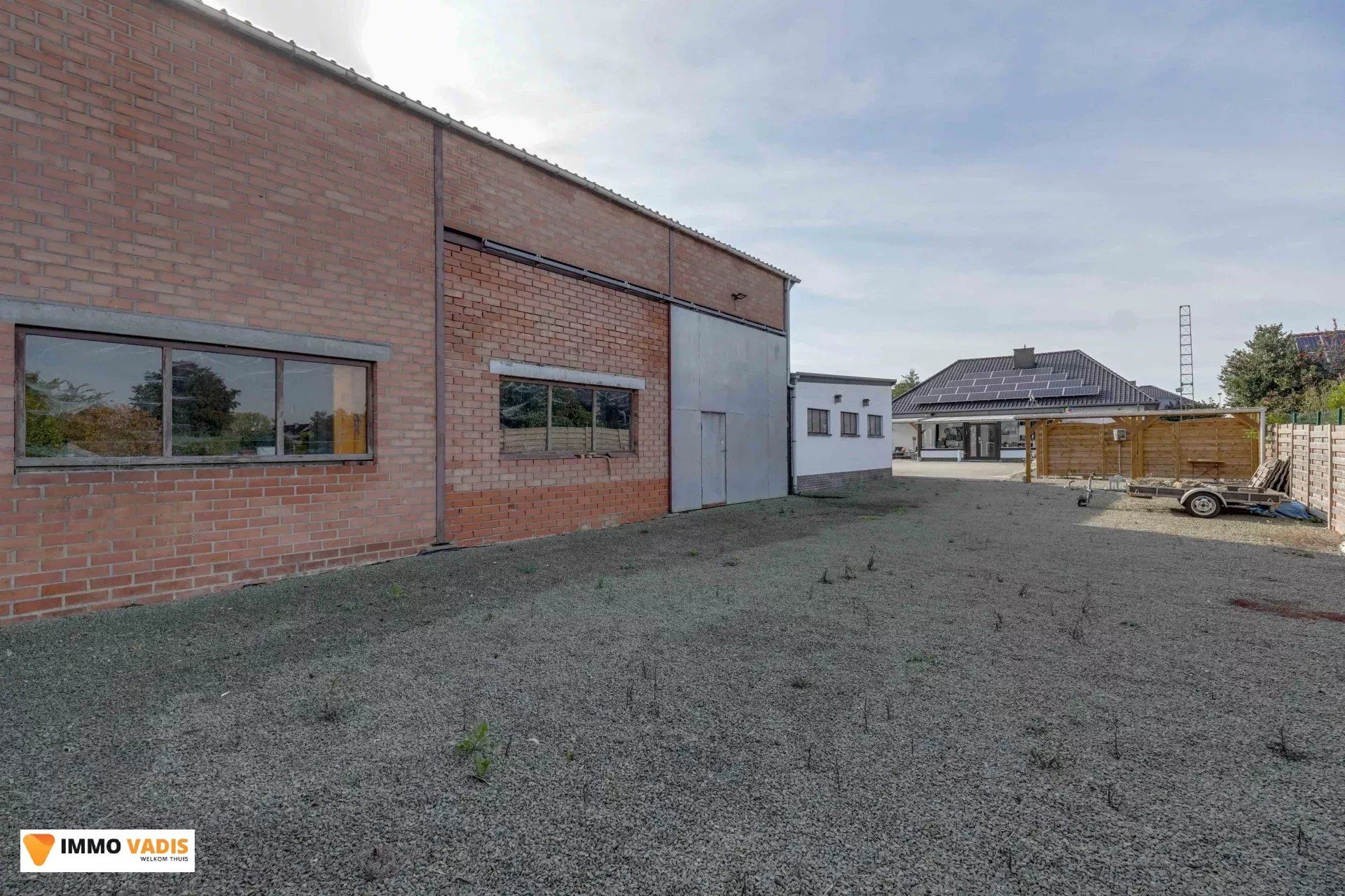 Te koop op lijfrente - Comfortabele villa met drie slaapkamers, twee garages en een magazijn. foto 27