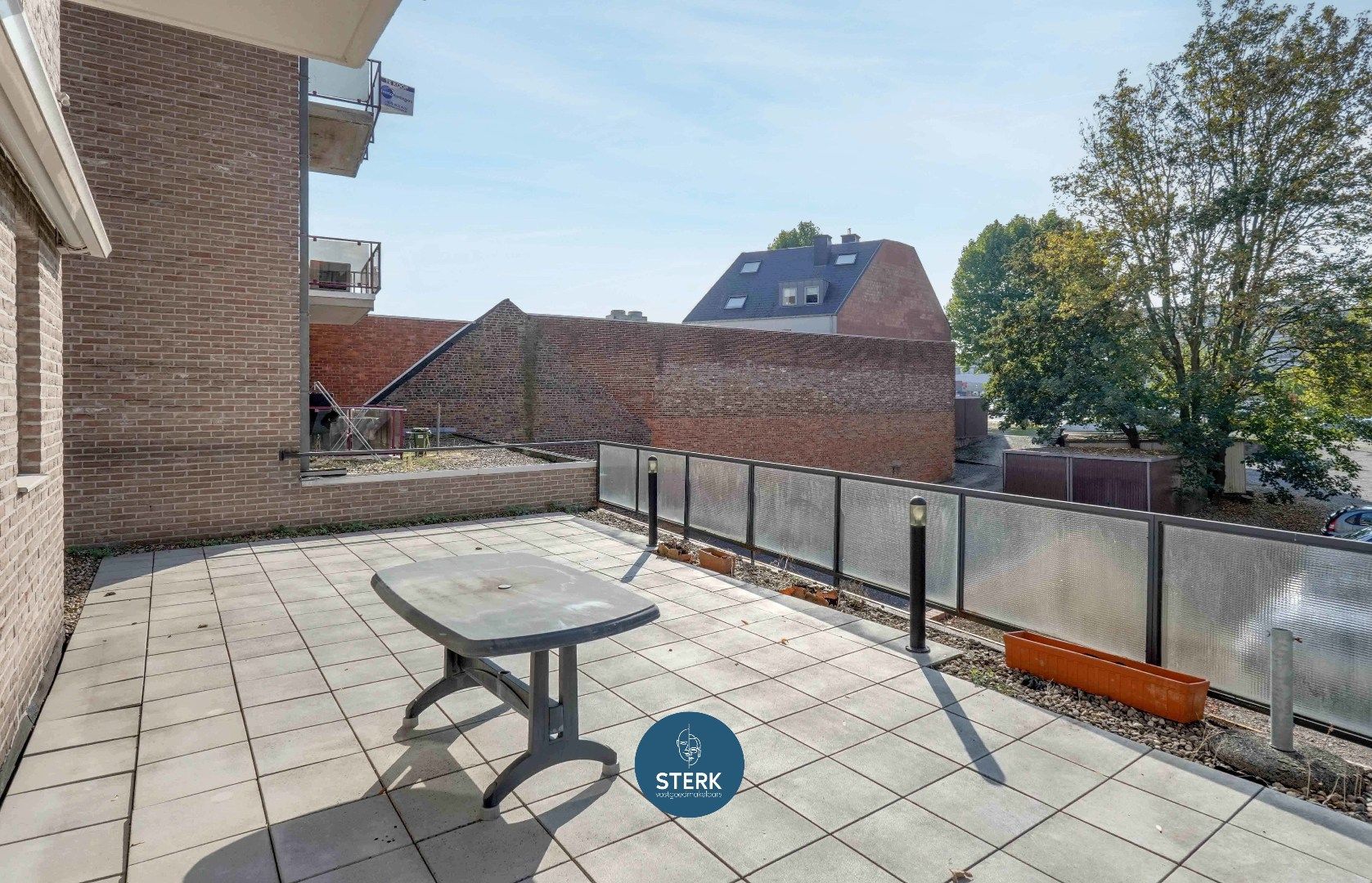 APPARTEMENT MET EEN RUIM TERRAS IN HET CENTRUM VAN LANAKEN !  foto 3