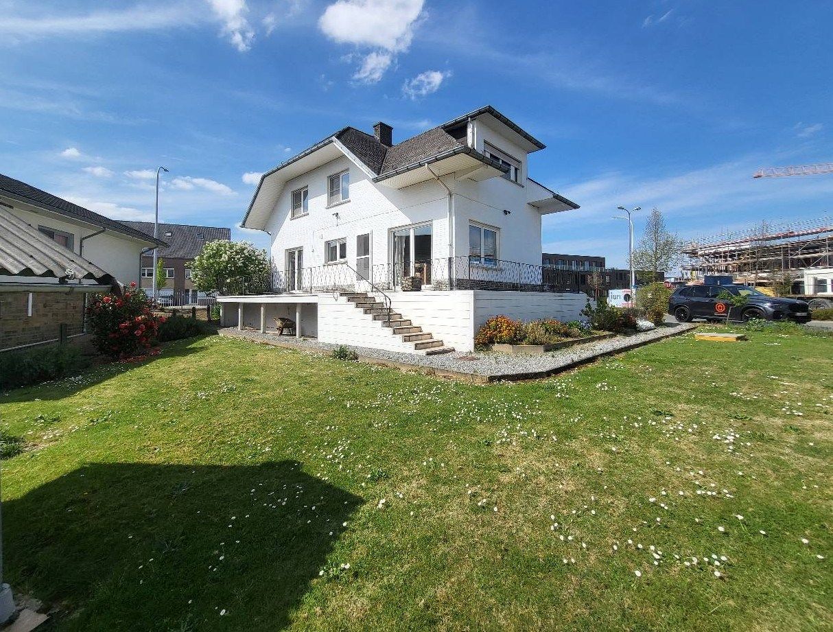 Statig gluurt deze villa naar haar omgeving... foto 24
