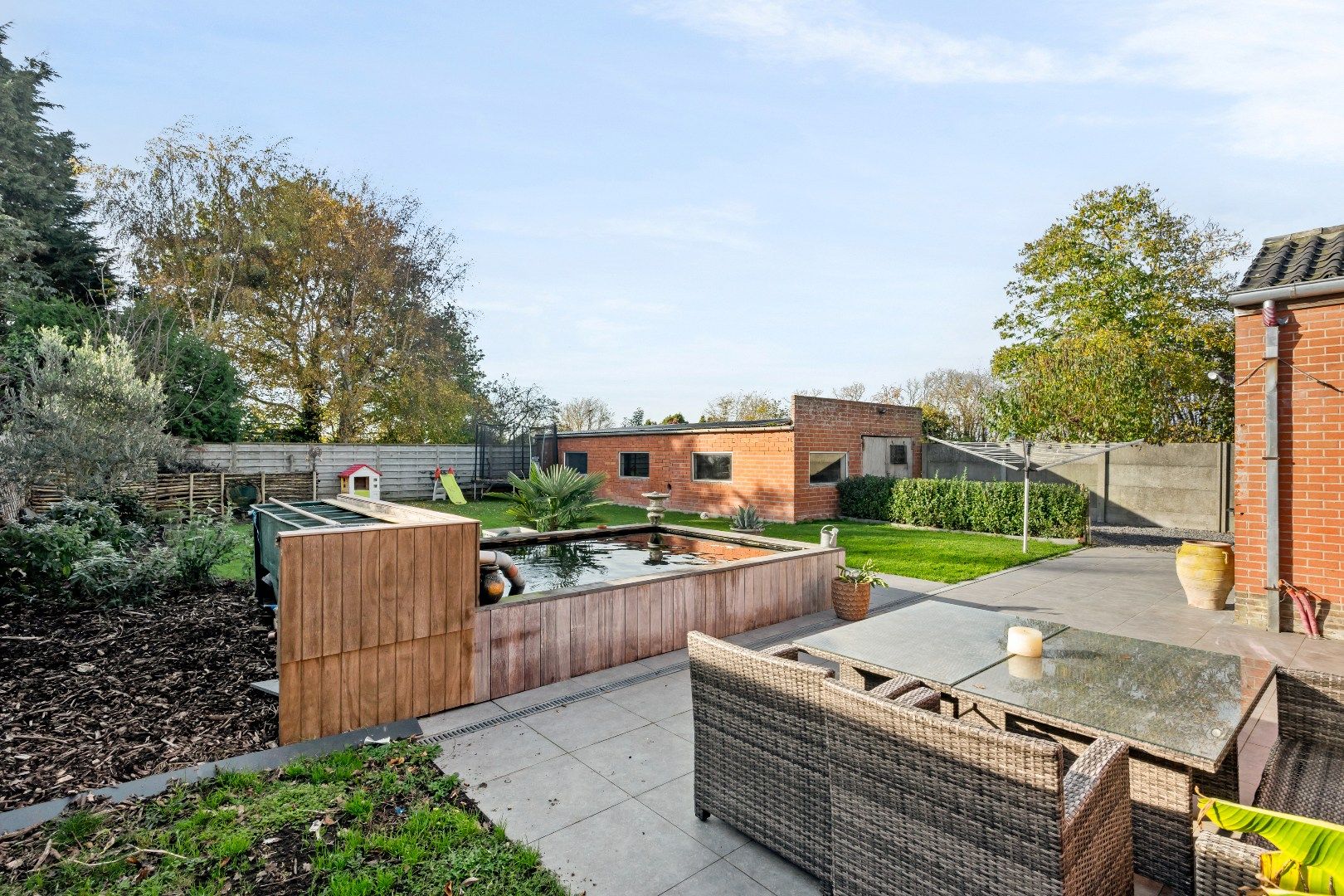 Op te frissen woning met 3 slaapkamers, opslagruimte en tuin op 864m² foto 15