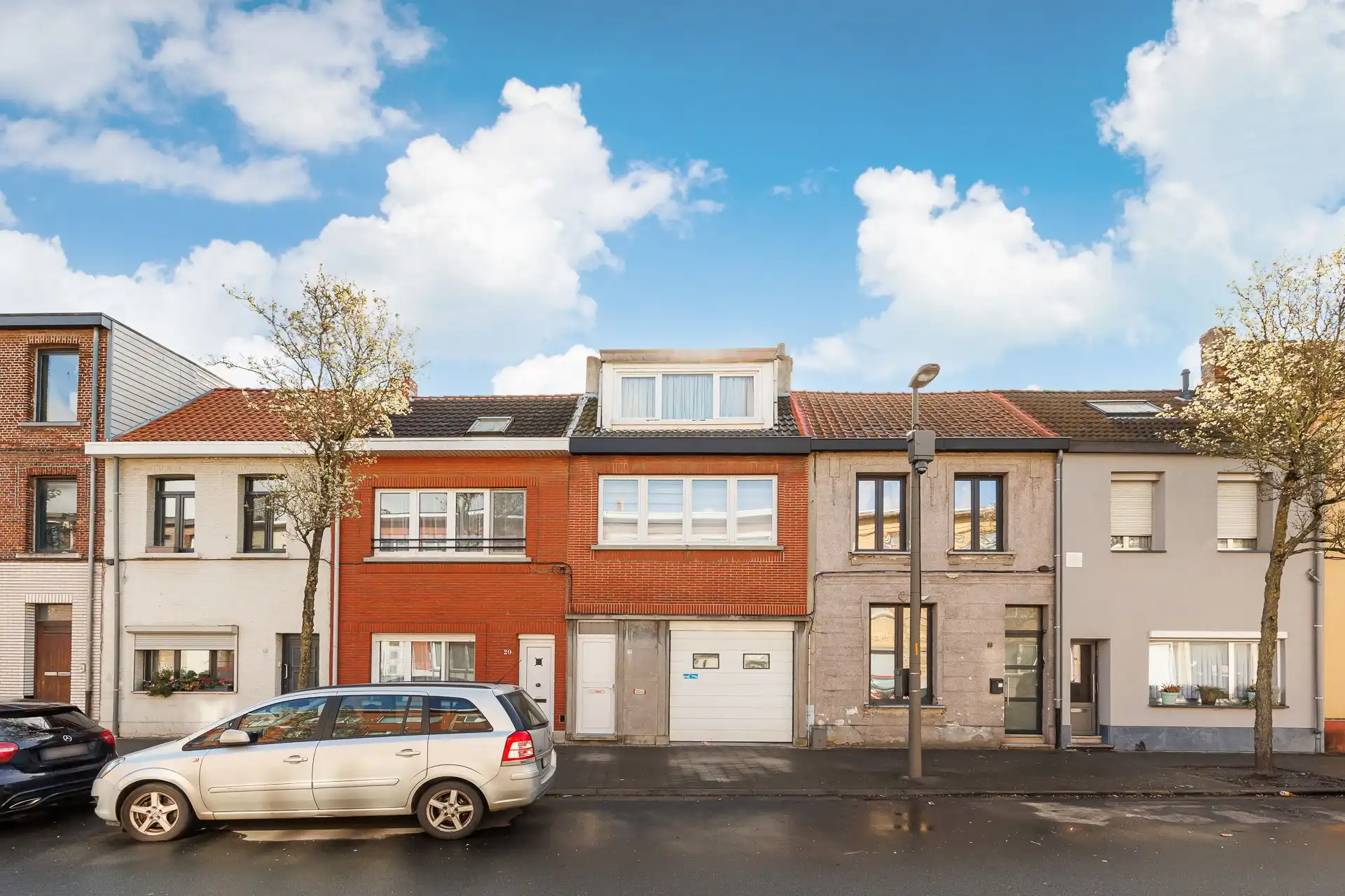 Hoofdfoto van de publicatie: Te renoveren bel-etage met garage en dakterras