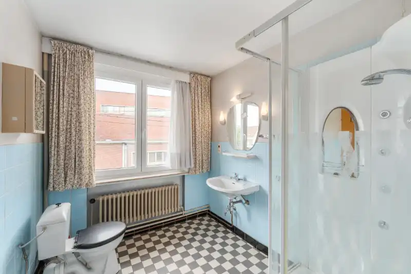 Roeselare. Uitzonderlijke ruime driegevelwoning met 5 slaapkamers en bureel, rustige straat en centraal gelegen. Zuidelijke tuin. Ideaal voor gezinnen / thuiswerkers. foto 15