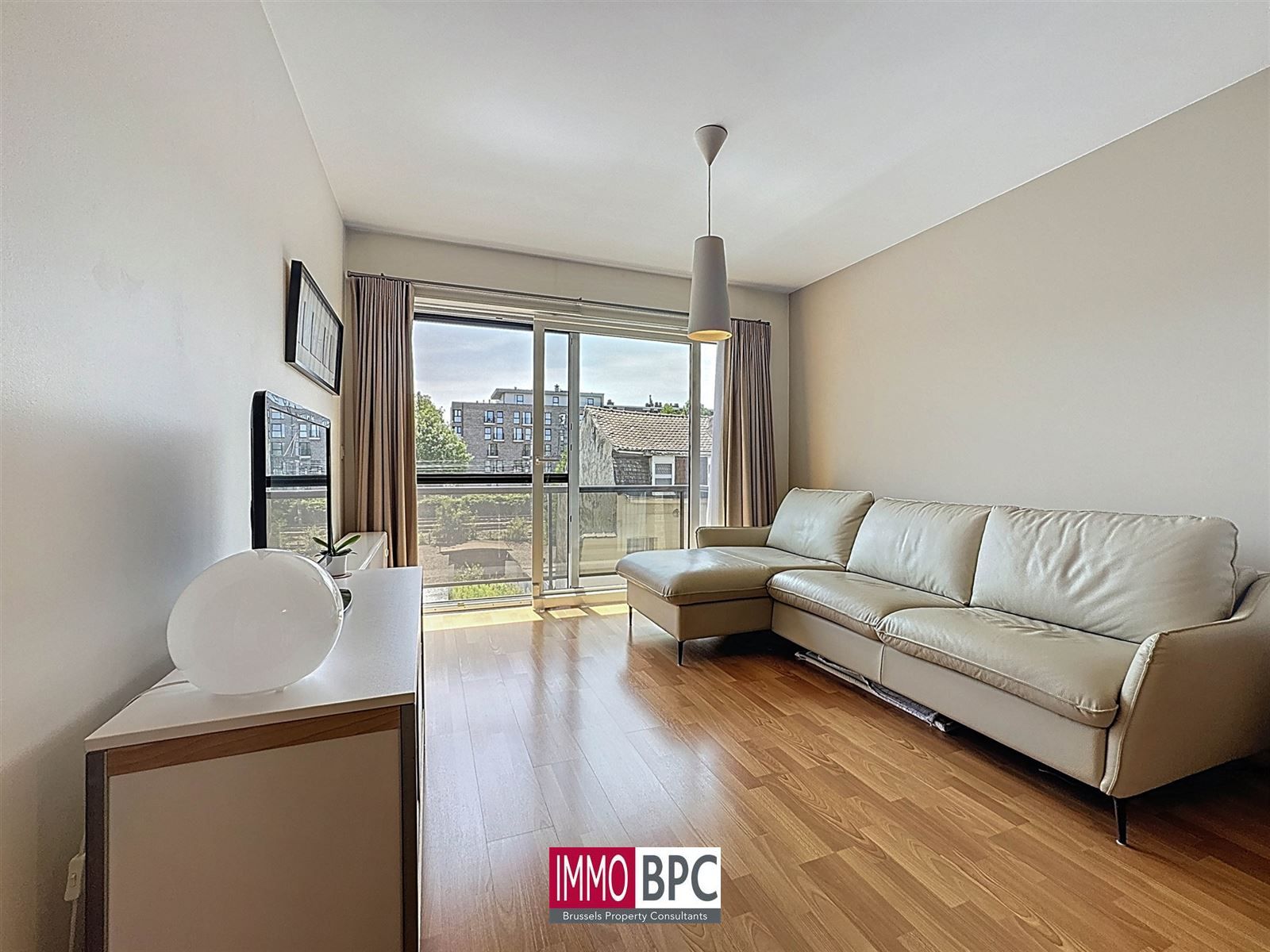 Instapklaar appartement met 2 slaapkamers met  garage  foto {{pictureIndex}}