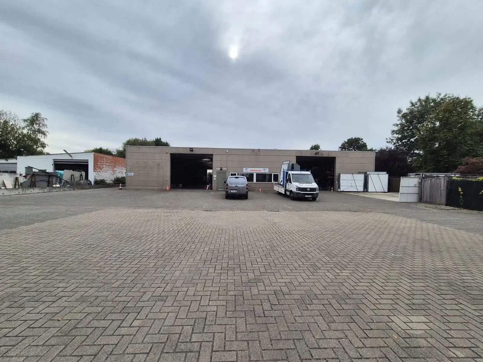 Opslag/werkplaats van 1000 m² met bijkomende kantoorruimte foto 9