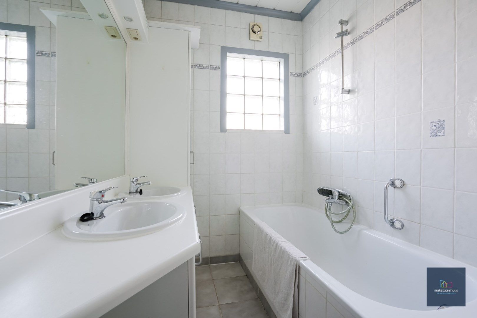 Te renoveren woning met aangename buitenruimte foto 11