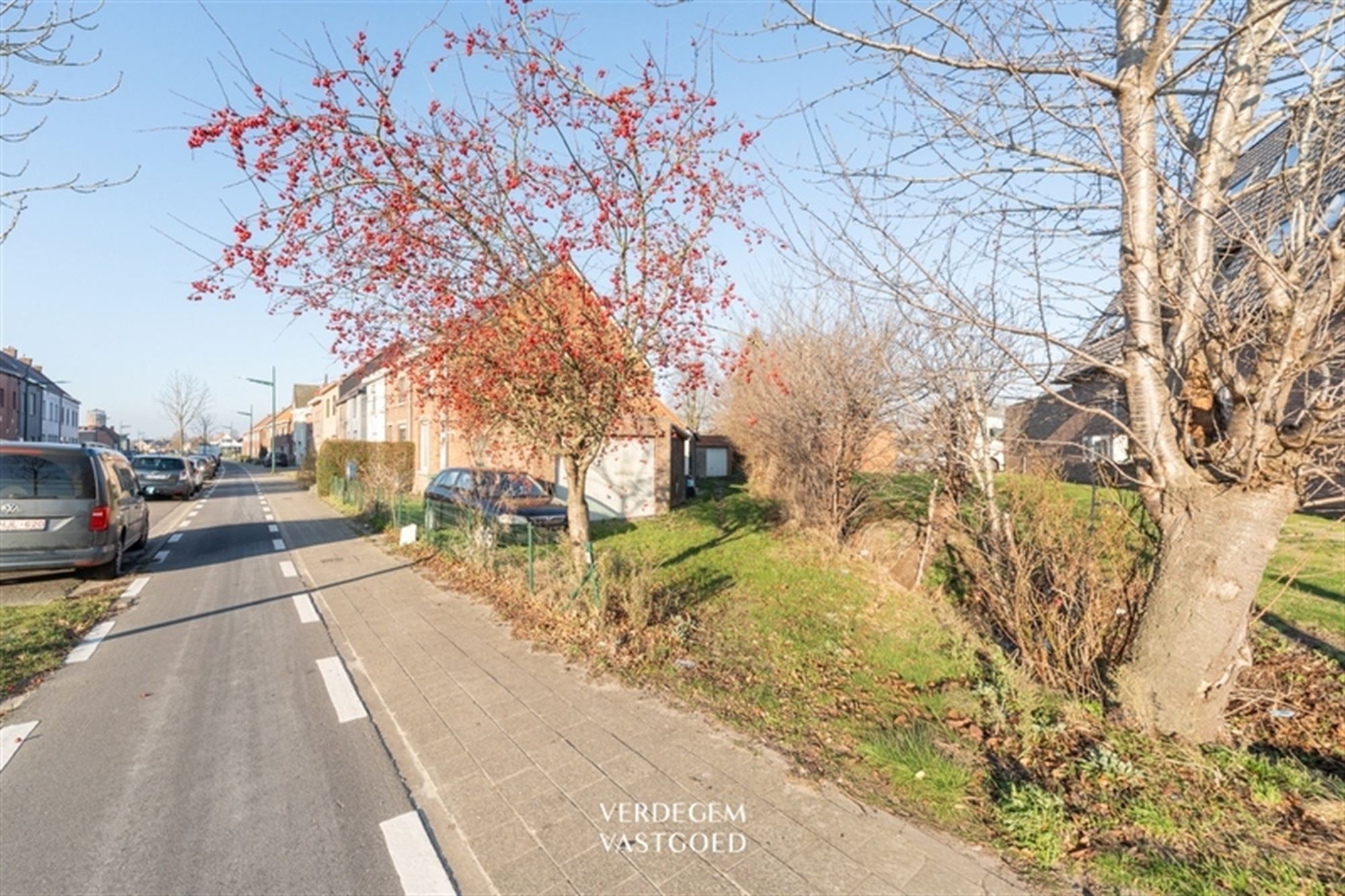 Centraal gelegen woning met 2 slaapkamers, garage en tuin foto 2