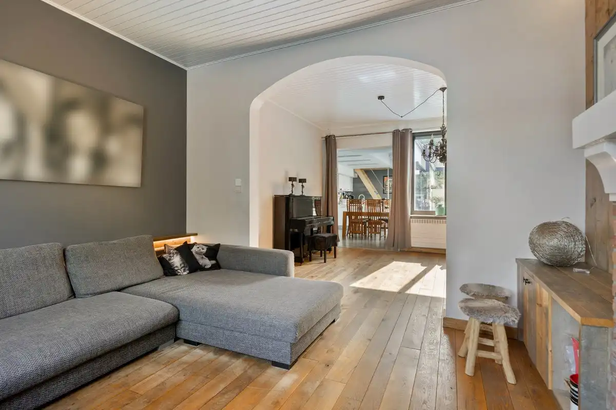 Ruim ingedeelde woning met 4 slpks op een mooi perceel van 21 are met achterliggend groen. foto 6