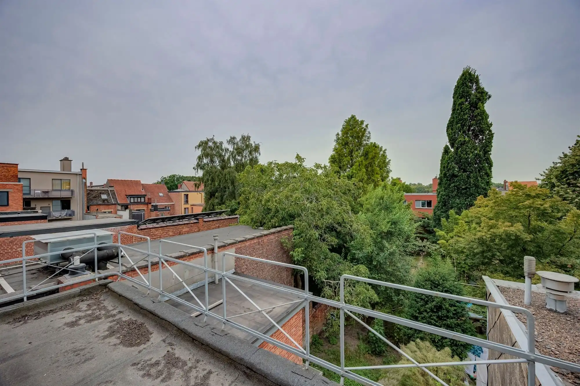 Ruime woning met veelzijdige praktijkruimtes foto 28