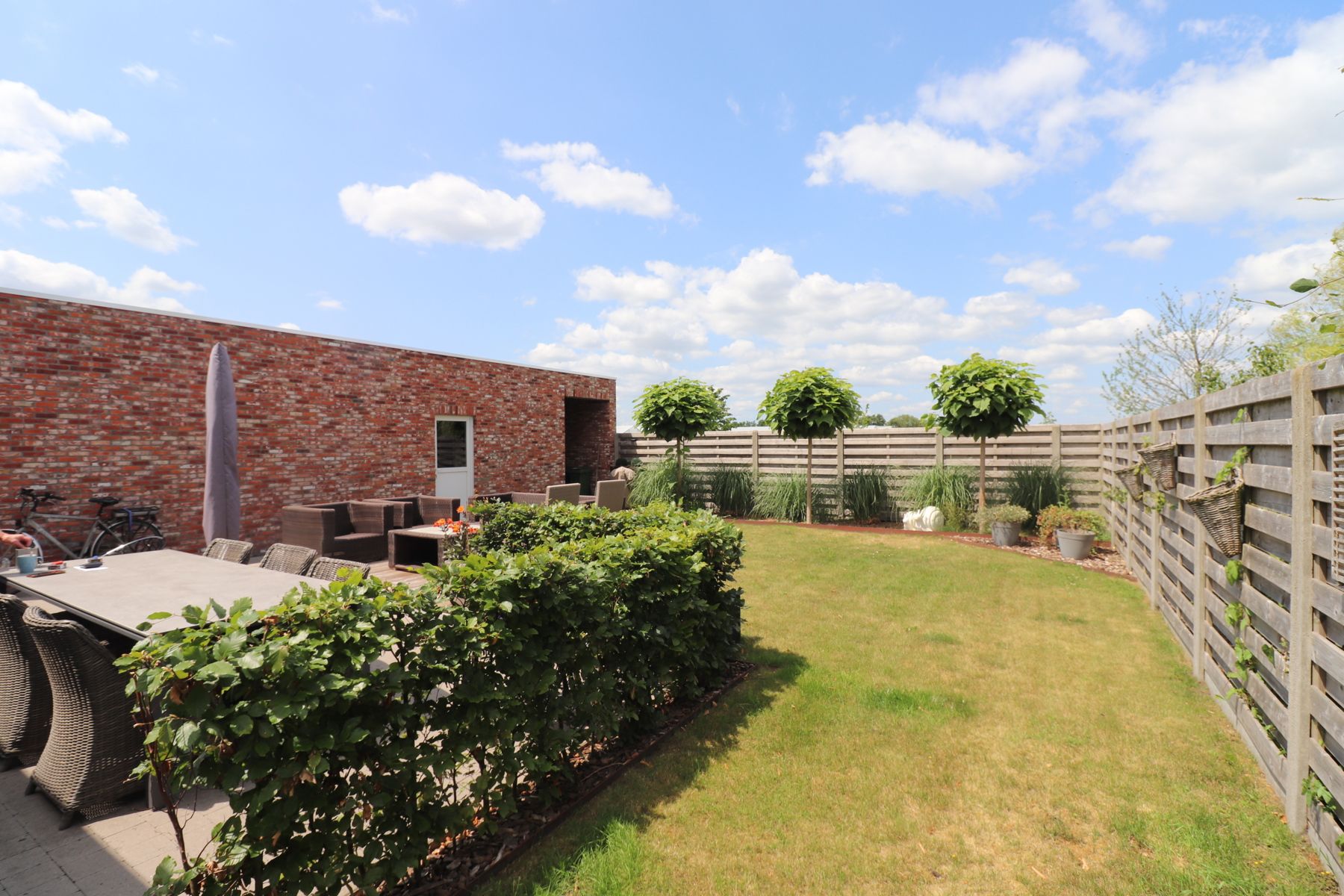 Een woning met 4 slaapkamers, garage, terras en tuin. foto 25