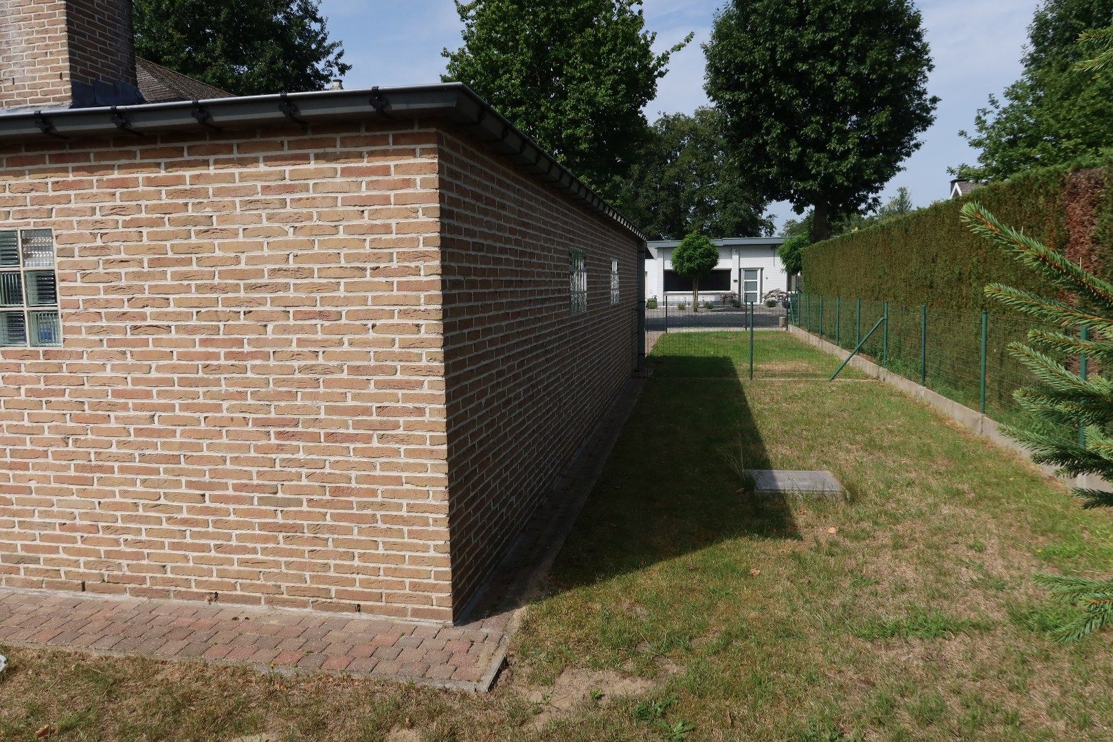 Bungalow met 2 slk, garage en tuintje foto 18