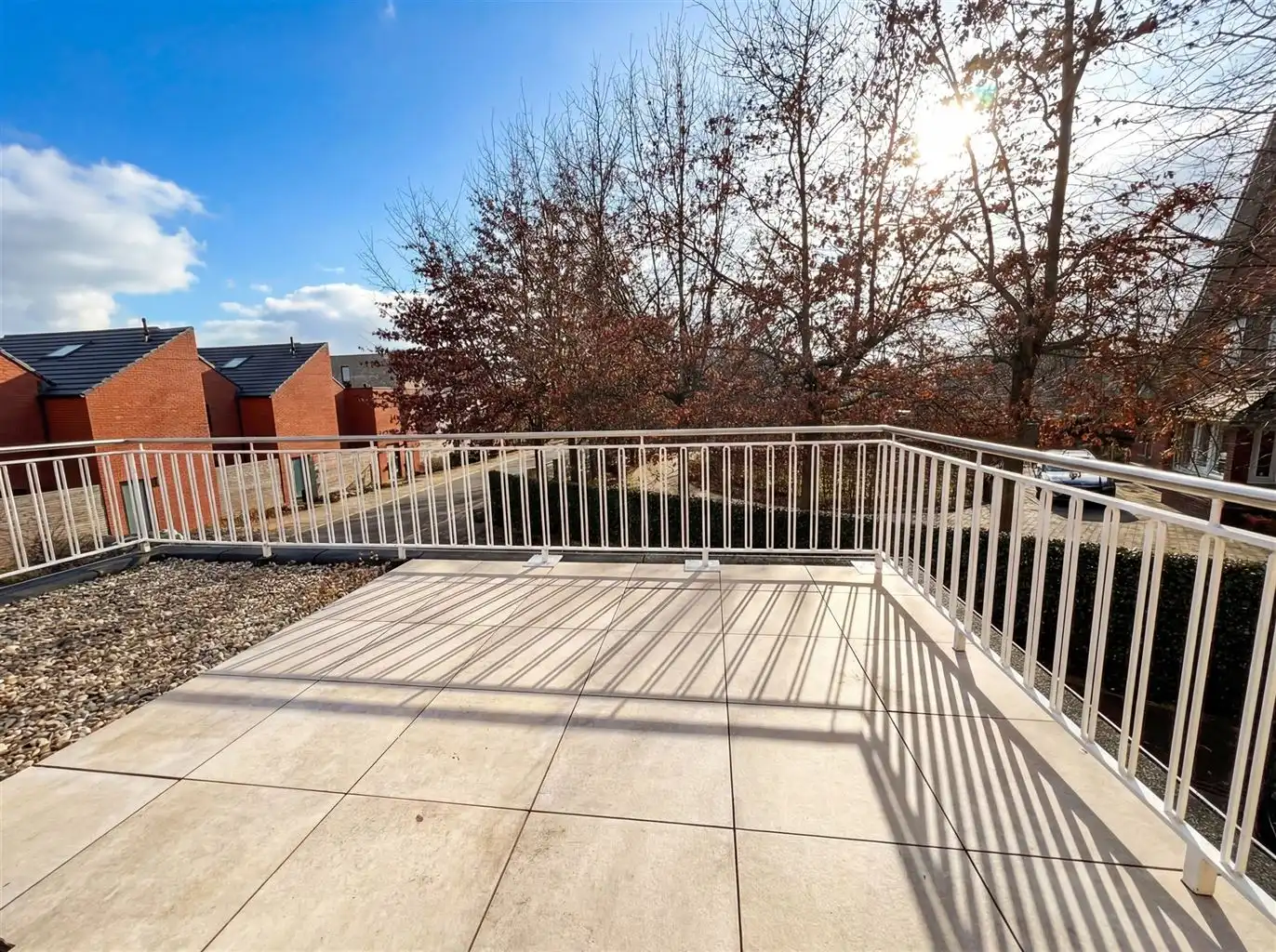 Luxe appartement voorzien van 4 slaapkamers, ruim terras, afgesloten garagebox en 2 autostaanplaatsen gelegen nabij het centrum van Maaseik. foto 12