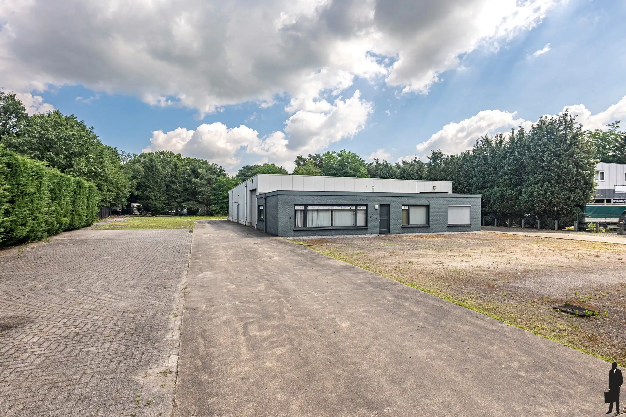 Magazijn met kantoren op ca. 4.425 m² foto 2