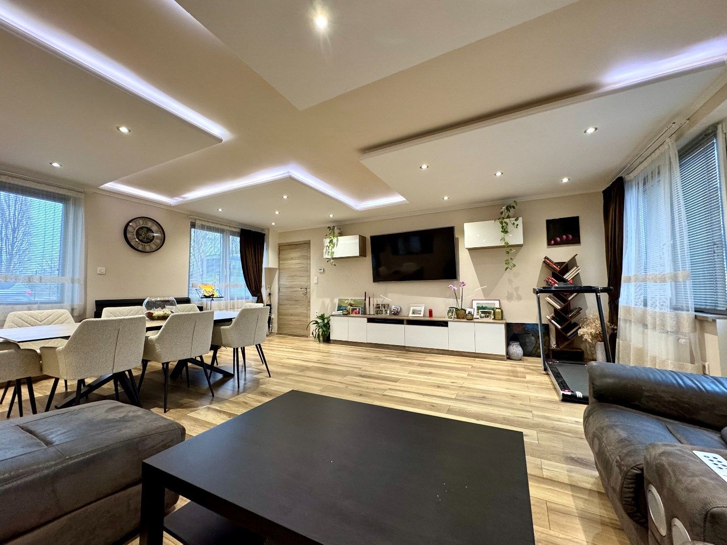GERENOVEERDE HALFOPEN WONING MET 4 SLPKS EN RUIM TERRAS foto 7
