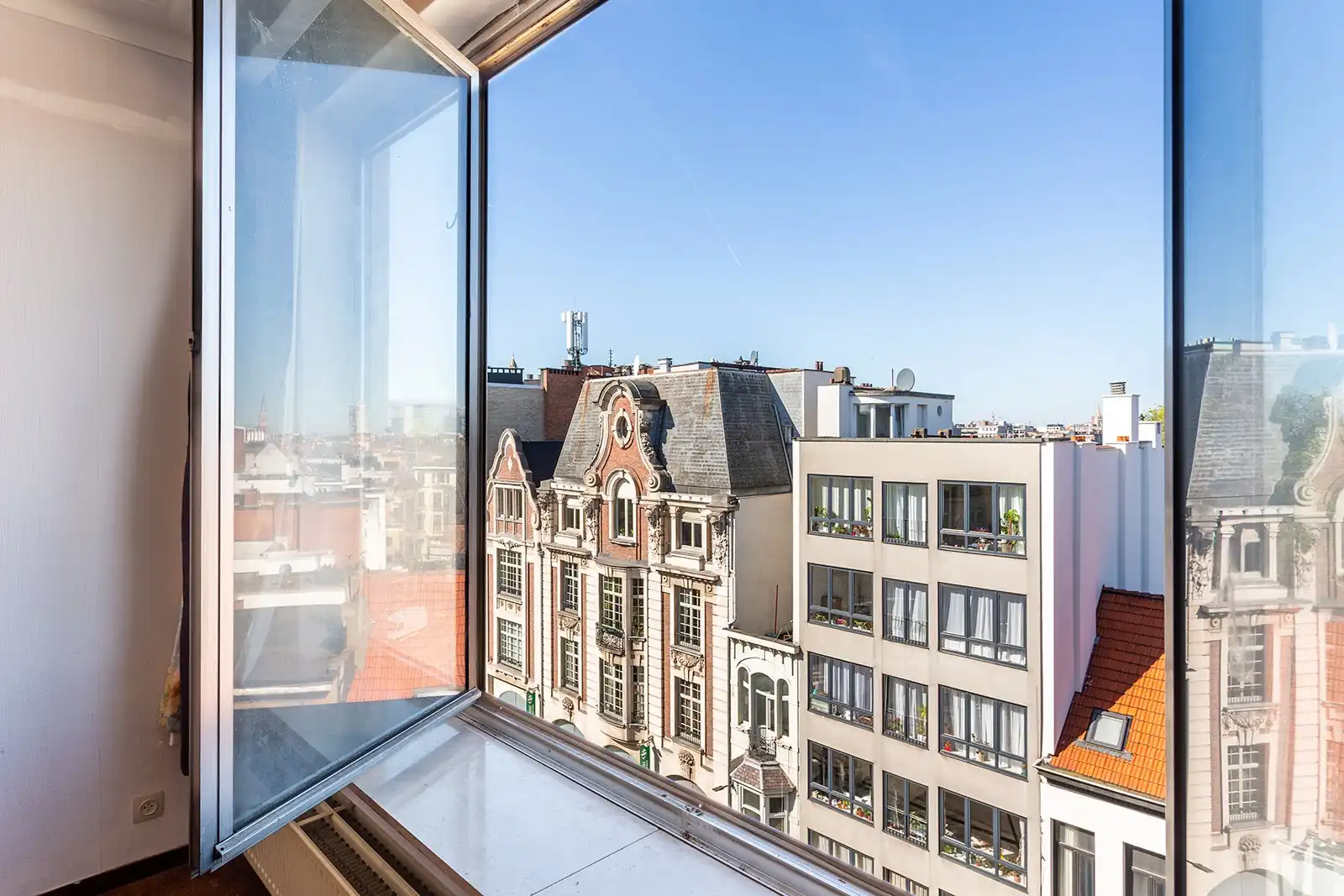 Ruim en licht appartement met 2 slaapkamers foto 5