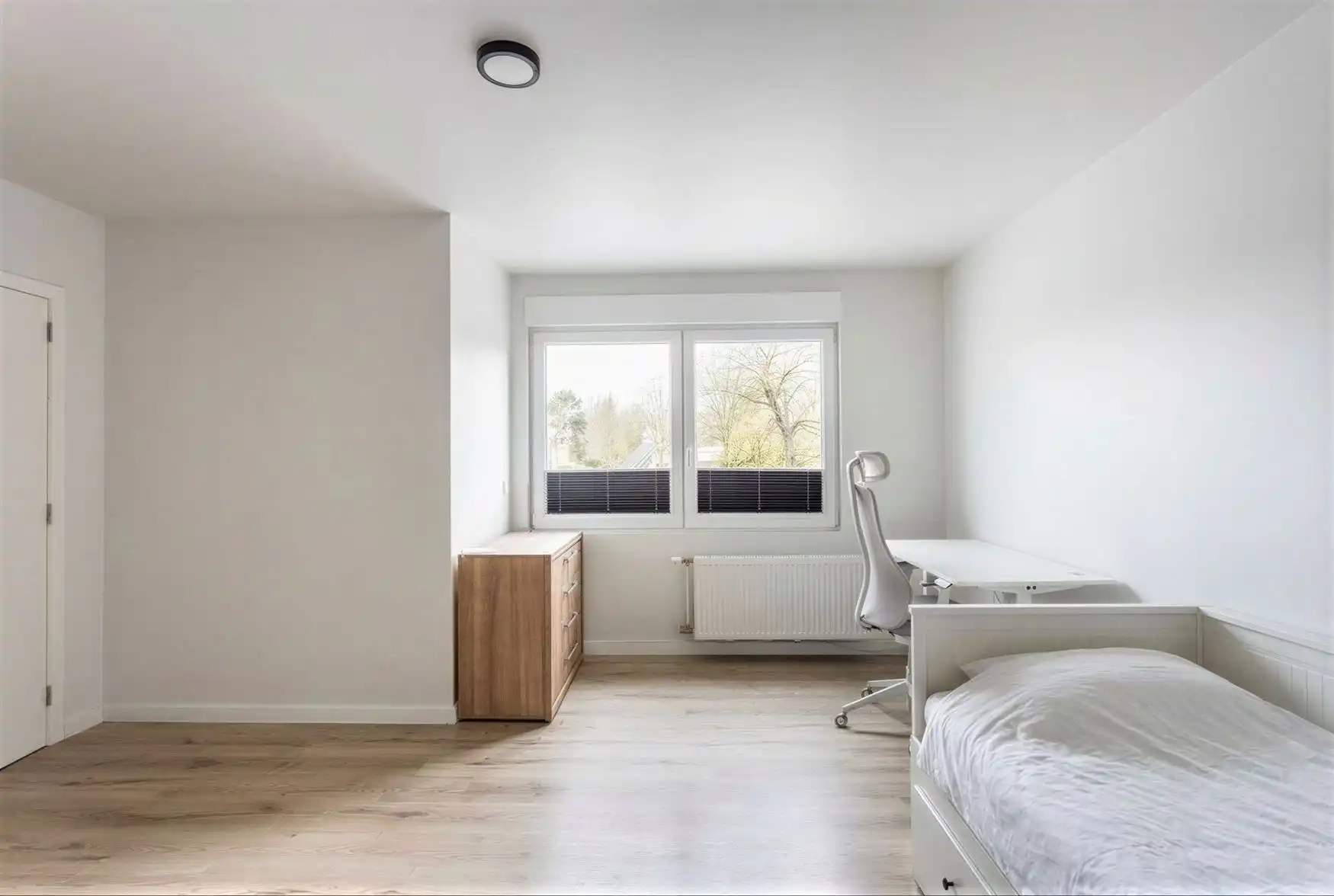 Volledig gerenoveerde gezinswoning met tuin in Drongen foto 9