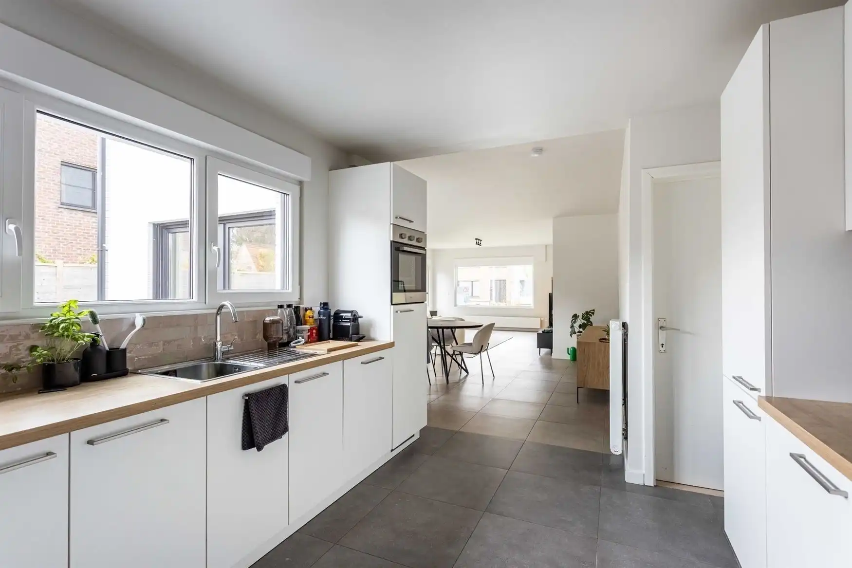Volledig gerenoveerde gezinswoning met tuin in Drongen foto 9