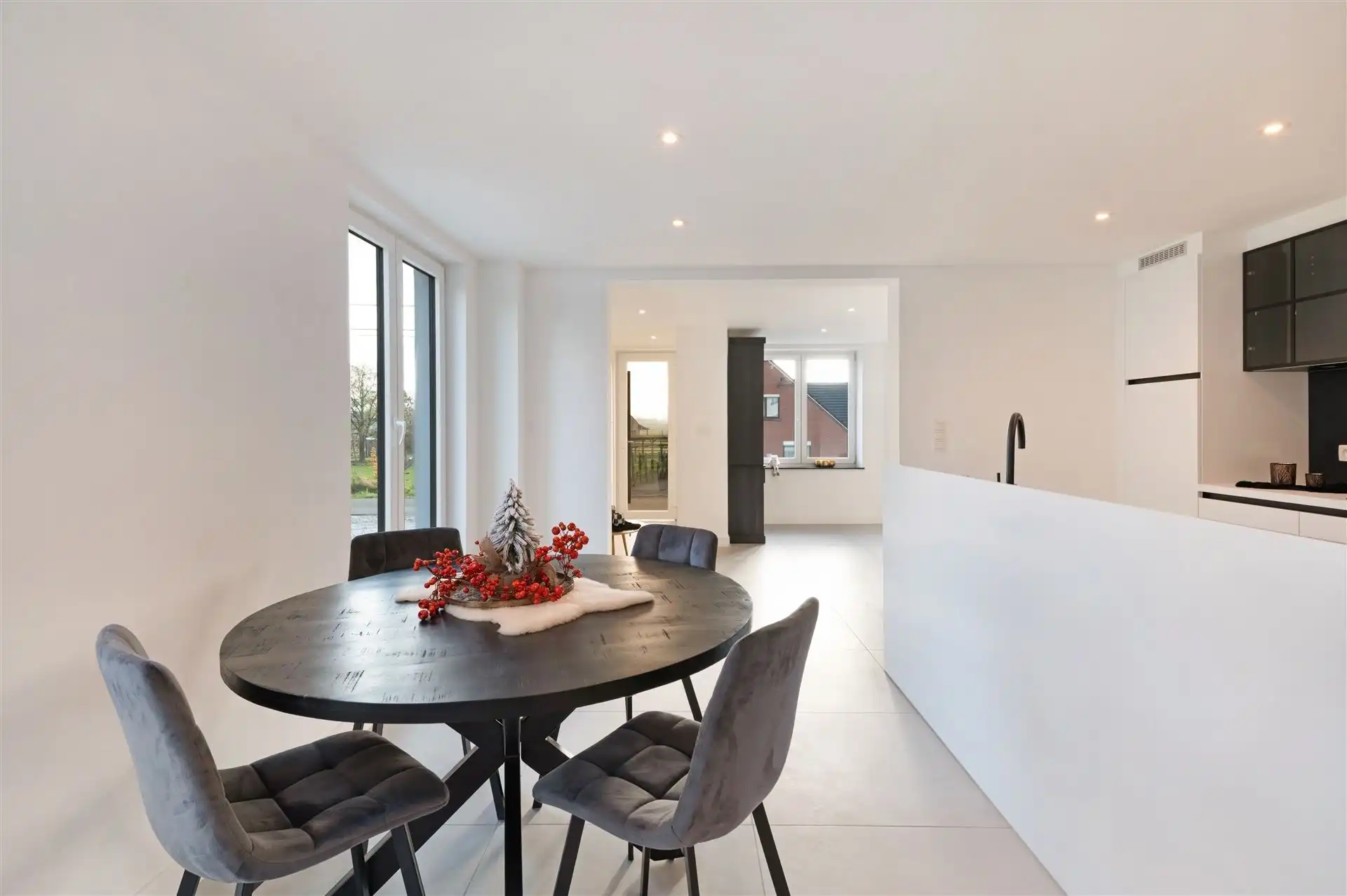 Volledig geroveerde, instapklare gezinswoning foto 8