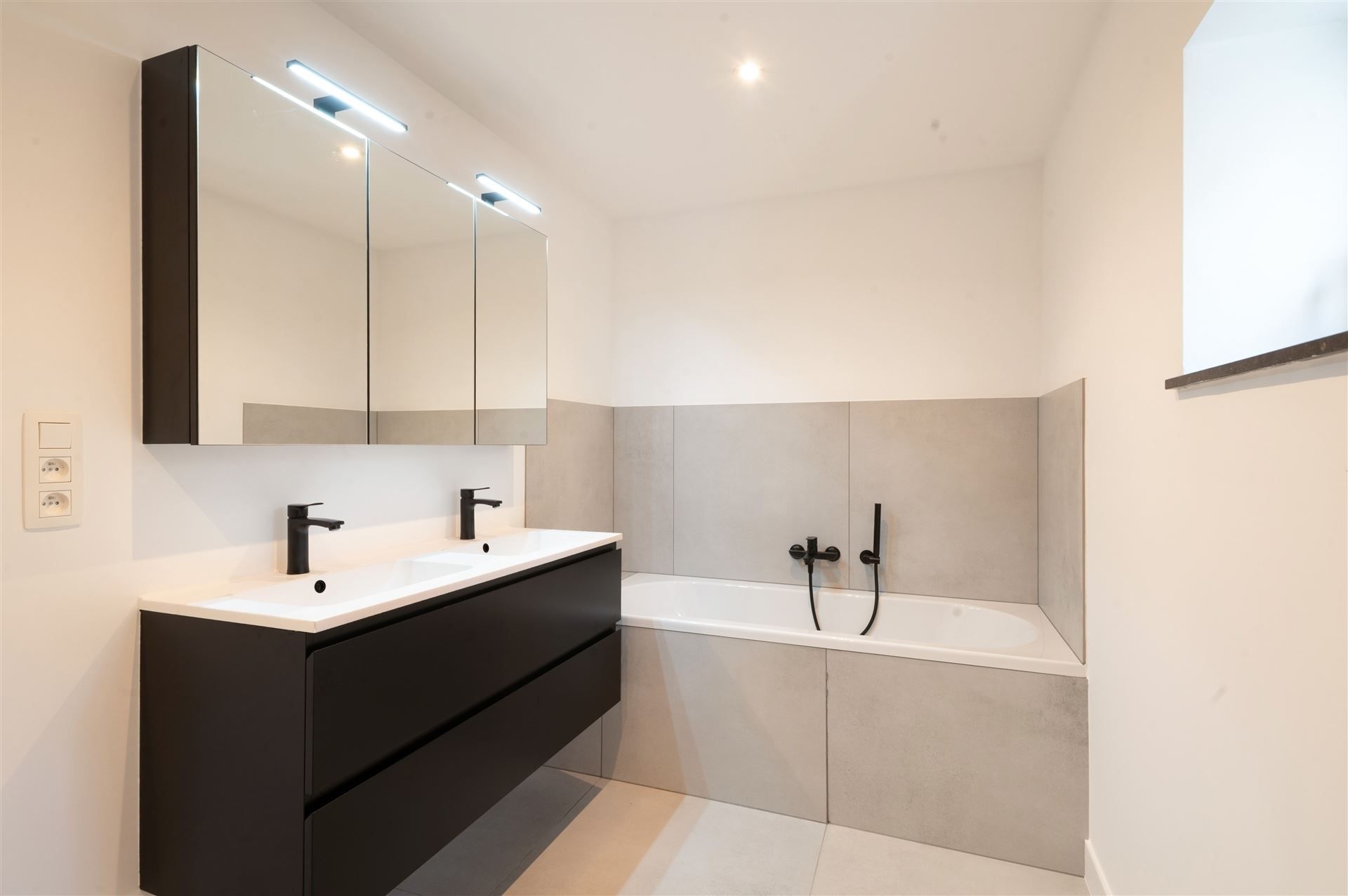 Volledig geroveerde, instapklare gezinswoning foto 8