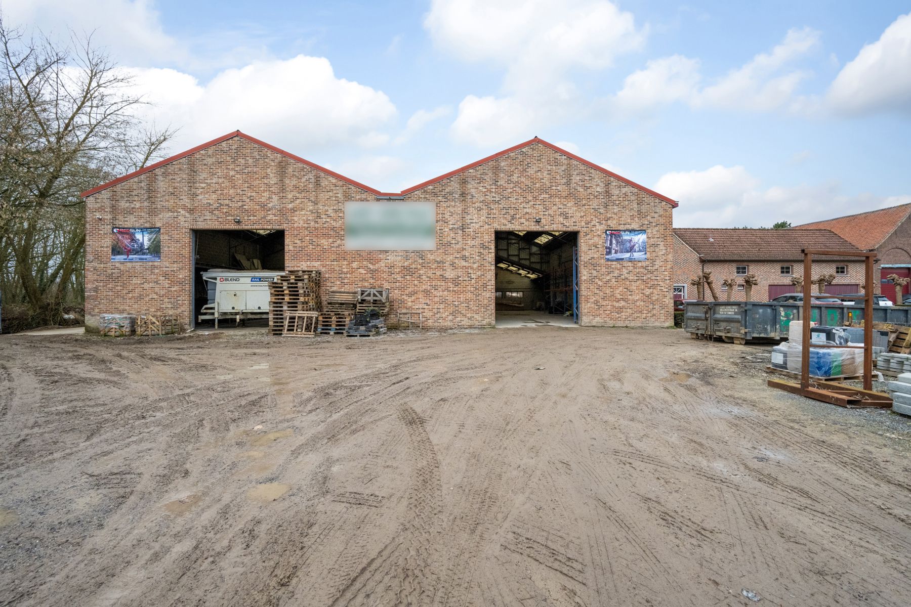 Unieke vierkantshoeve met woonhuis, kantoren en loodsen foto 7