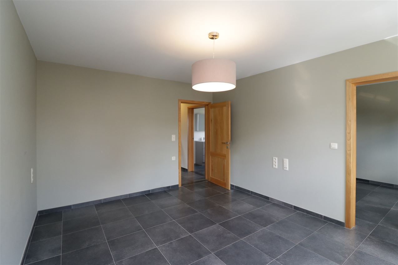 Recente woning met vier slpk, tuin, garage op rustige locatie foto 30