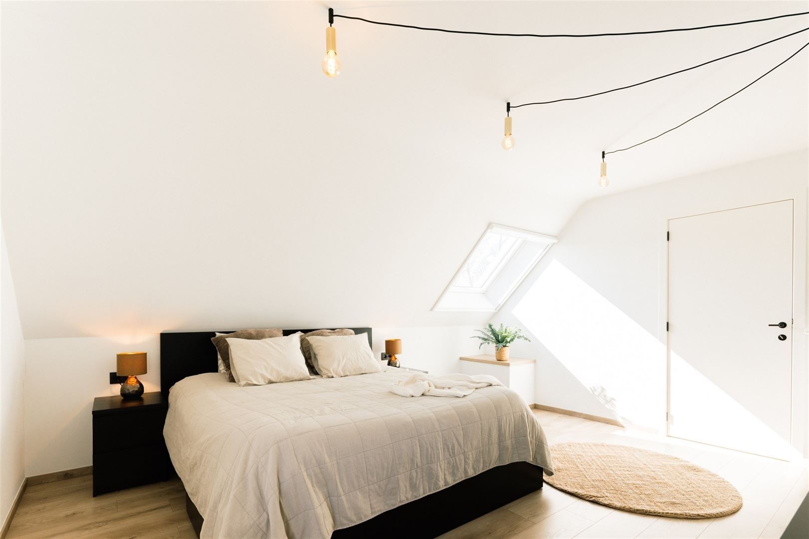 Eigentijdse luxe half open woning in een rustige setting foto 28