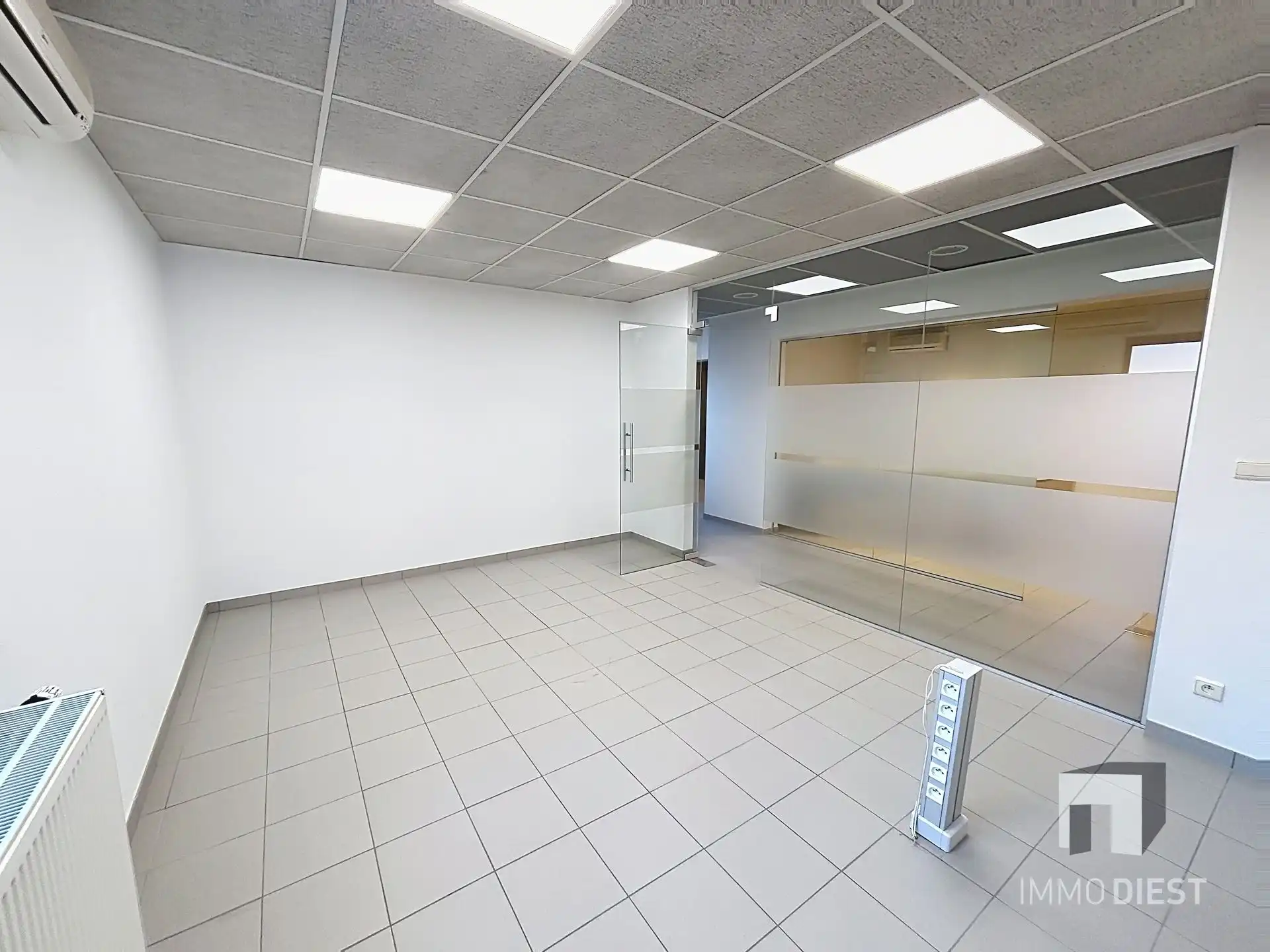 Handelsgelijkvloers van 230m² met private, achterliggende parking voor 3 wagens. foto 13