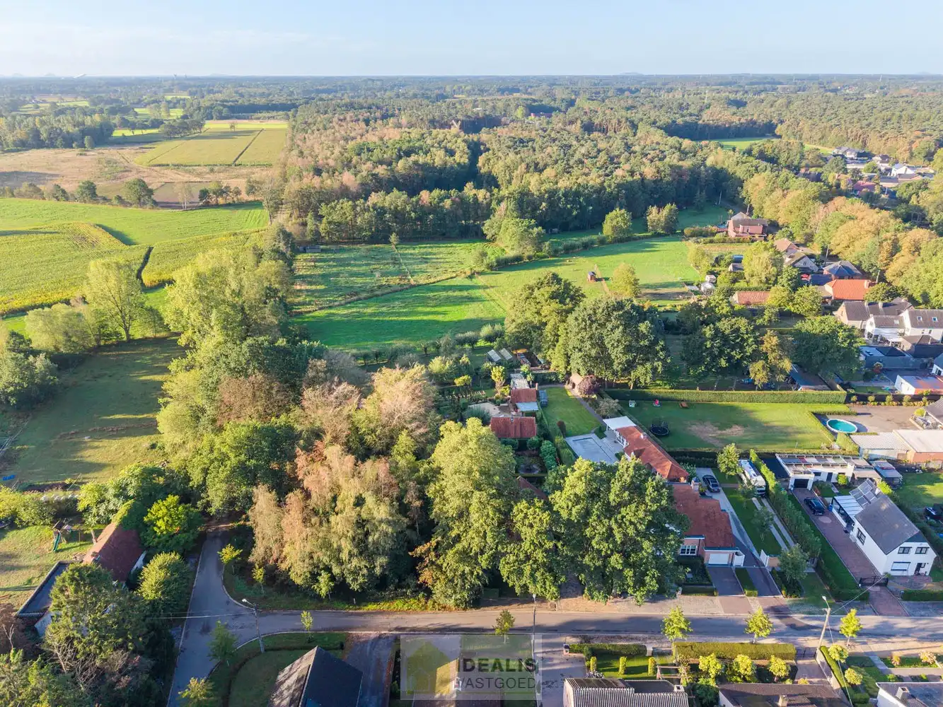 IDYLLISCH GELEGEN BIJZONDERE EIGENDOM BESTAANDE UIT RIANT WOONHUIS, APART BEWOONBAAR BIJGEBOUW EN ATELIER OMGEVEN DOOR EEN SCHITTERD AANGELEGDE TUIN EN WEILAND. Het domein is toegankelijk zowel aan de mooie Urnenveldstraat doch ook via een uitzonderlijk mooie oprijlaan toegankelijk langs de boszijde van het perceel. Deze vrijstaande woning, gebouwd in 1986, beschikt over een sfeervolle leefruimte in vol contact met de tuin en biedt een heerlijke atmosfeer dankzij de centraal geplaatste speksteenkachel. Op de verdieping beschikt de woning over slaapkamers en sanitair. Een absolute meerwaarde is het afzonderlijk volledig ingericht bijhuisje, centraal op het perceel, voorzien van alle woonfaciliteiten. Verder is er de mogelijkheid om wonen/werken te combineren via het knap afgewerkte atelier, met vergezicht op het eigen weiland. Geschikt voor kandidaten op zoek naar een ruime en instapklare parel met een idyllische uitstraling! foto 56