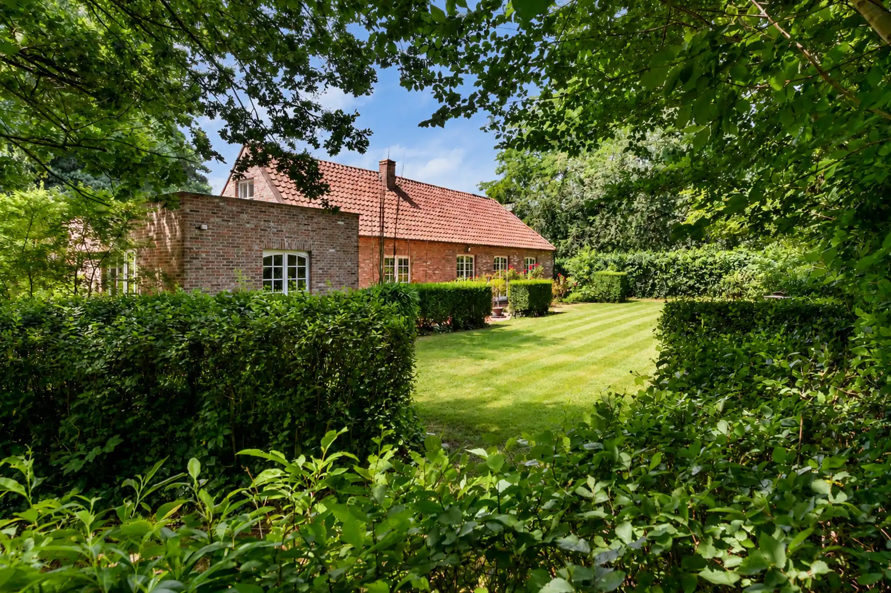 Villa op bos- en natuurdomein van 5056 m² in villawijk foto 2