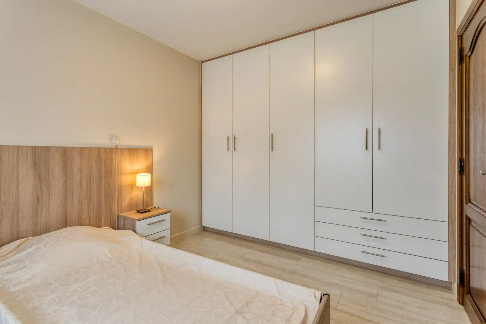 Uiterst verzorgde, gelijkvloerse villa met 2 slaapkamers en ruime garage! foto 18