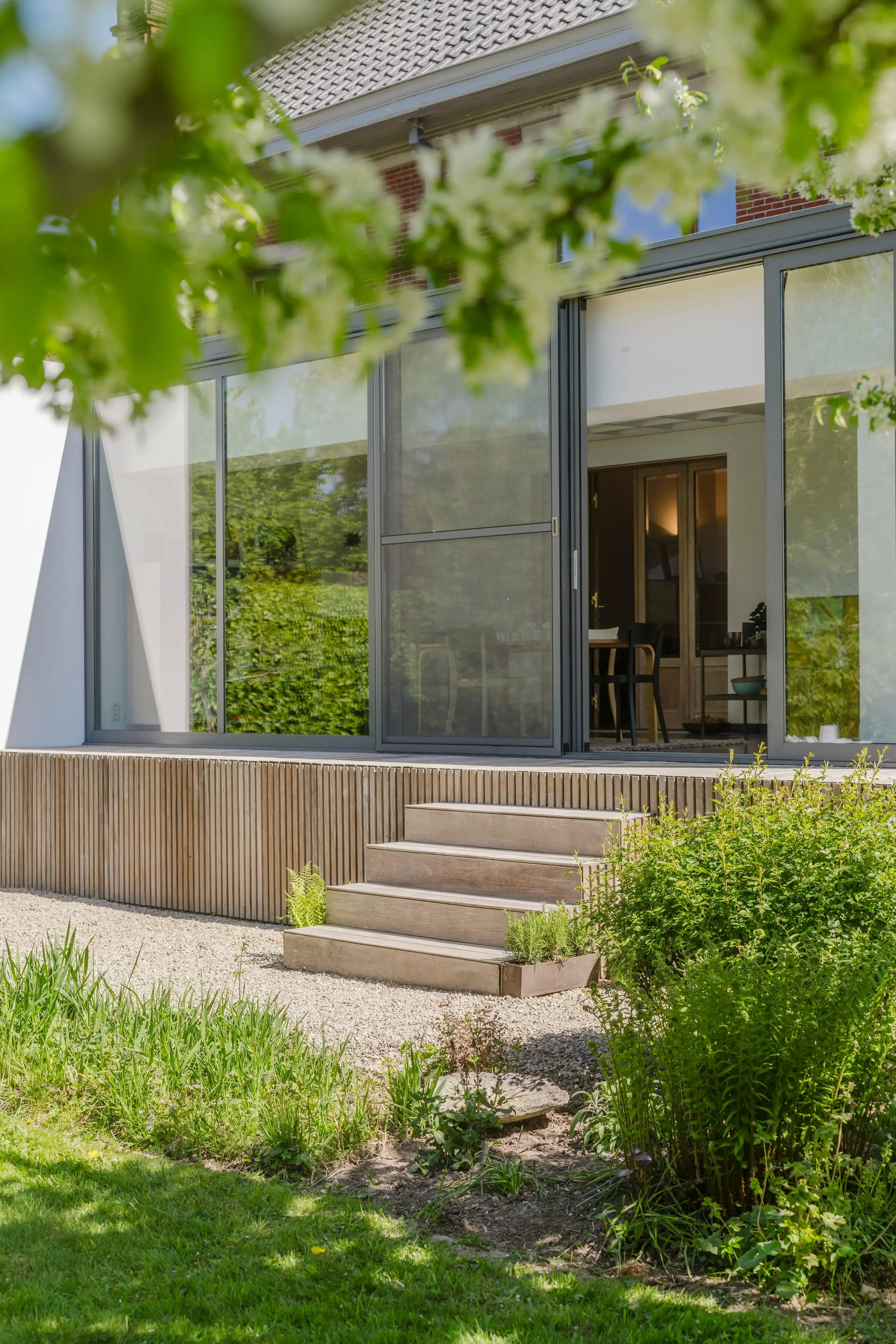 Karaktervolle burgerwoning met charmante tuin in Wevelgem foto 18