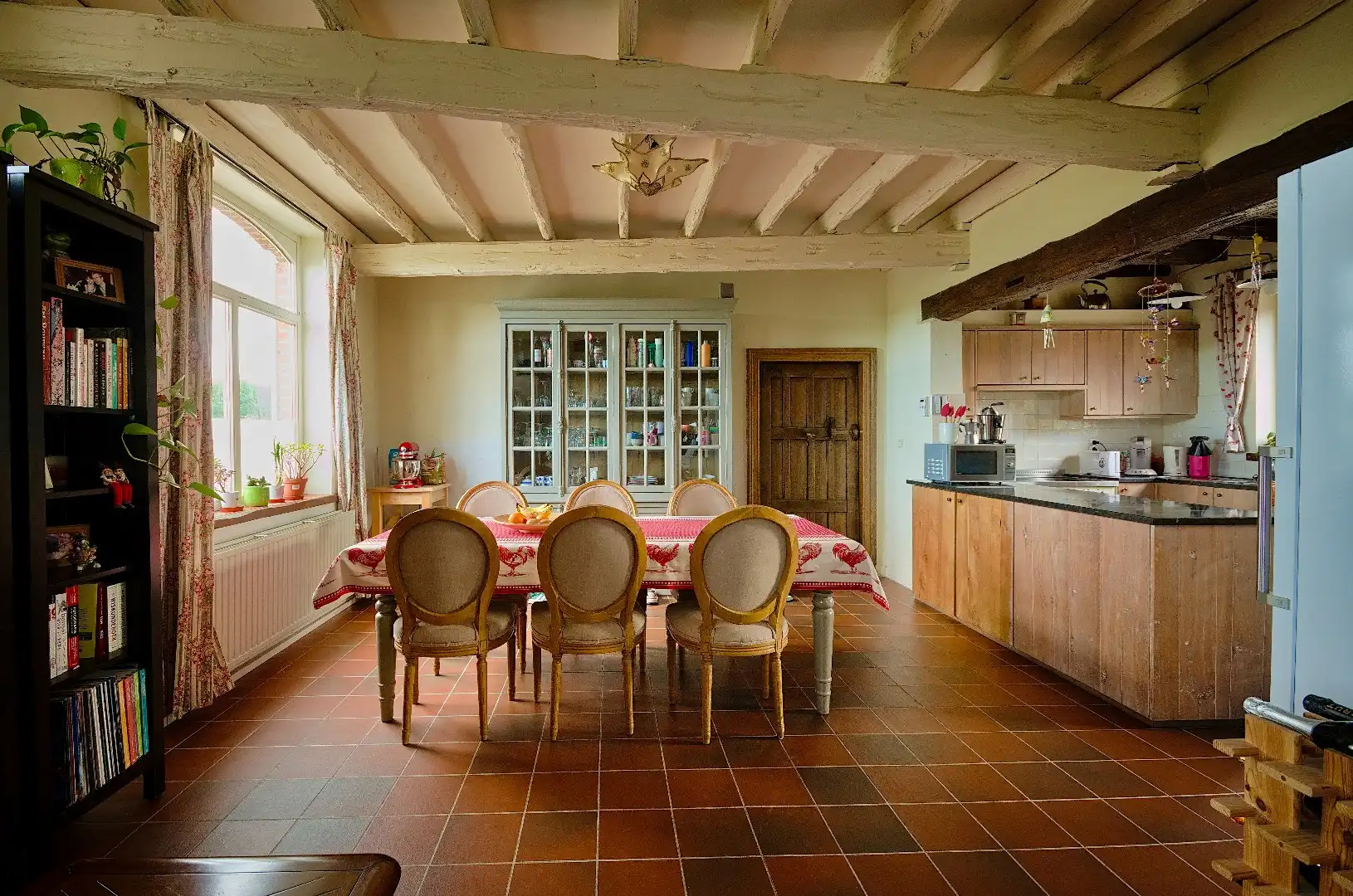 RUSTIG GELEGEN CHARMEHOEVE MET 3 SLAAPKAMERS, GARAGE EN TUIN foto 2