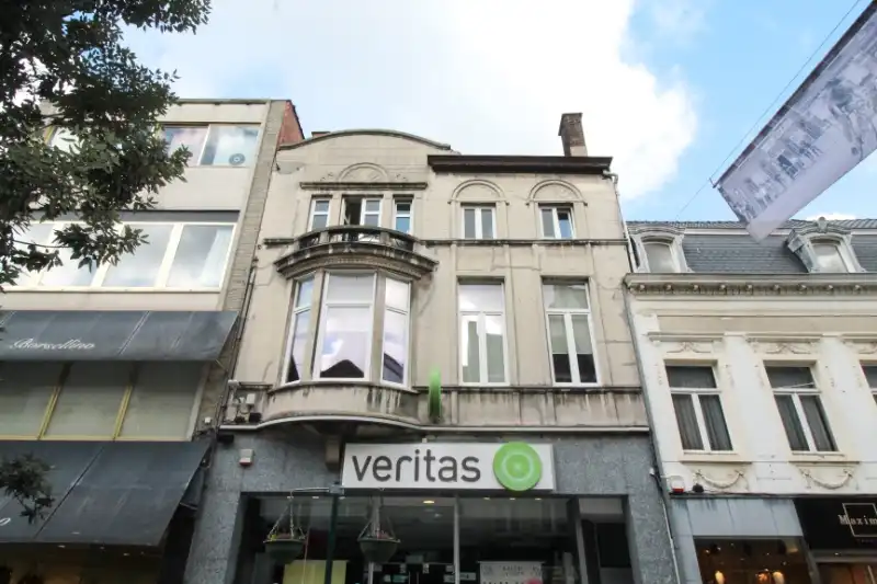 Ruim duplex appartement te huur in het hart van Roeselare foto {{pictureIndex}}