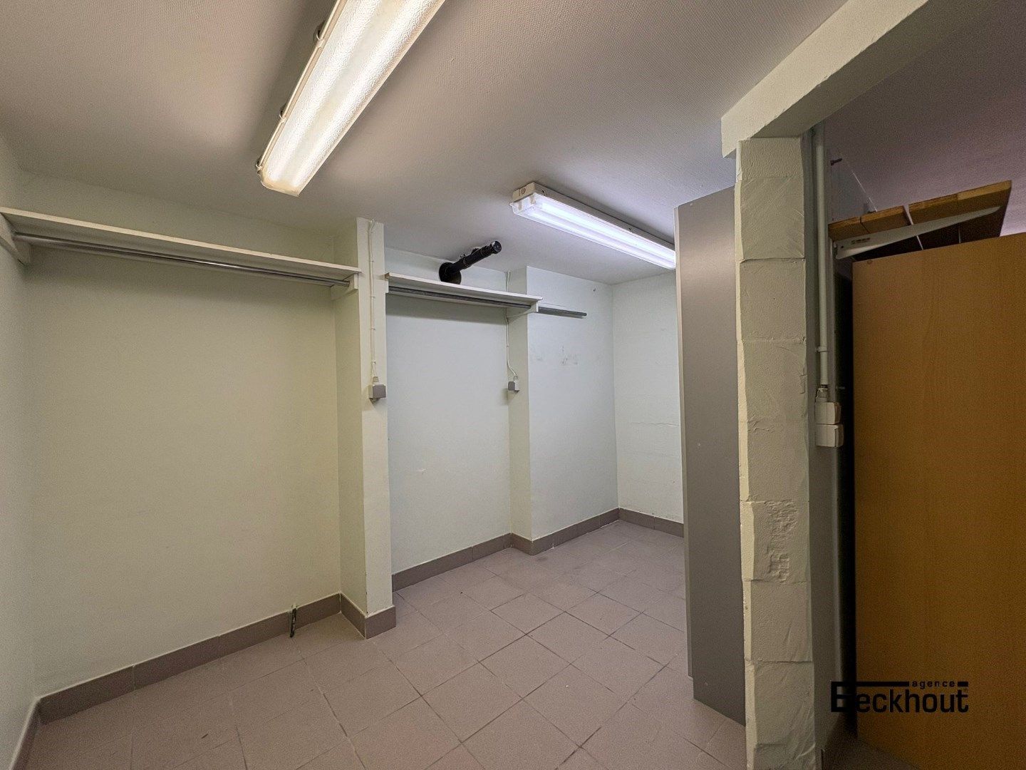 Ruime garagebox met oprit/parkeerplaats op gegeerde ligging foto 4