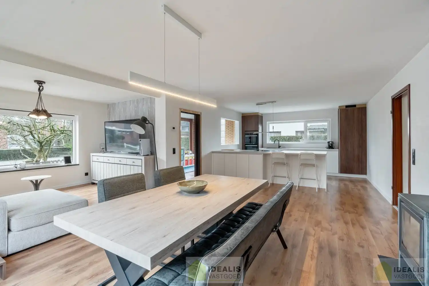 INSTAPKLARE GERENOVEERDE BUNGALOW MET LICHTRIJKE LEEFRUIMTE EN AANSLUITEND ZEER RUIME MODERNE KEUKEN, BADKAMER, VERANDA EN 3 GOEDE SLAAPKAMERS OP EEN KNAP PERCEEL VAN 9A 48A. DAARNAAST IS DE WONING VOLLEDIG ONDERKELDERD! Deze goed ingedeelde woning omvat +-145m² bewoonbare oppervlakte verdeeld over een lichtrijke woonkamer met aansluitend een zeer ruime moderne keuken, badkamer, veranda, 3 goede slaapkamers en tevens is de woning volledig onderkelderd. De woning is gelegen op een aangenaam perceel van 9a 48ca vlakbij het centrum van Bree, op fietsafstand van winkels, horeca en scholen,… Zeer geschikt voor kandidaten op zoek naar een gerenoveerde woning die ruimte en rust biedt doch dicht bij allerlei faciliteiten is gelegen. foto 6