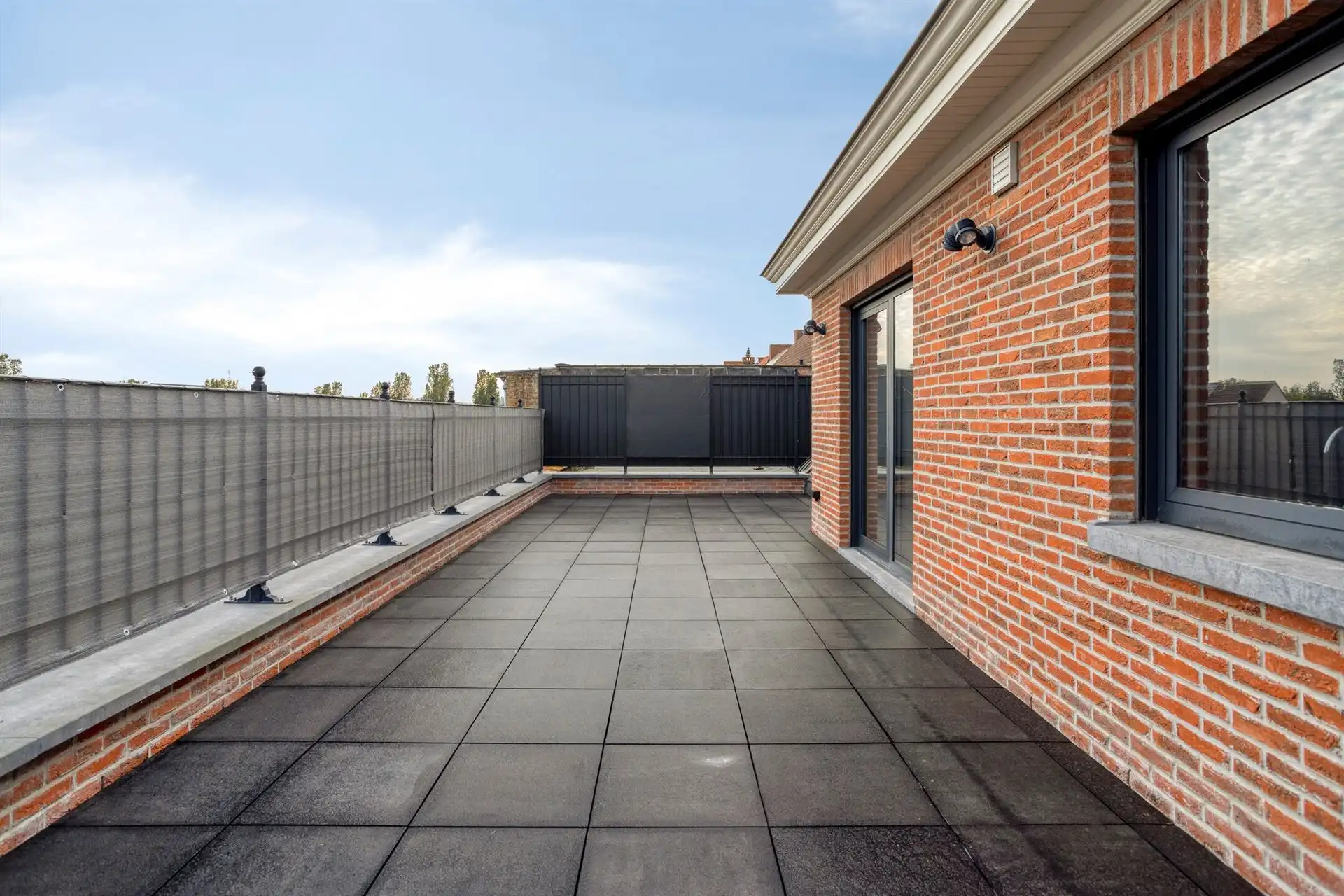 Instapklaar appartement met 2 slpk's, terras, garage en berging! foto 16