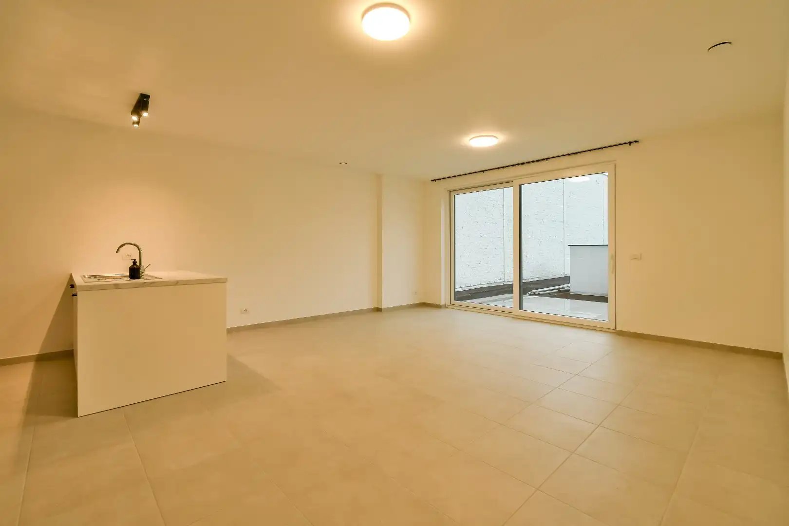 Gelijkvloerse appartement te huur in centrum Torhout! foto 2