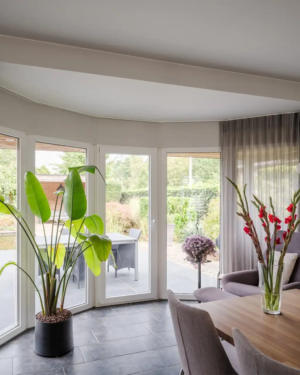 Karaktervolle gezinswoning met 4 slaapkamers, een bijbouw en een volwassen tuin foto 17