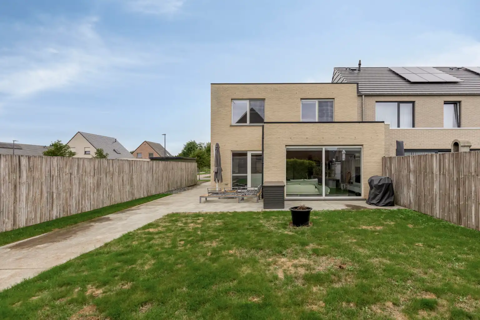 Instapklare halfopen bebouwing met 2 slaapkamers en tuin foto 23