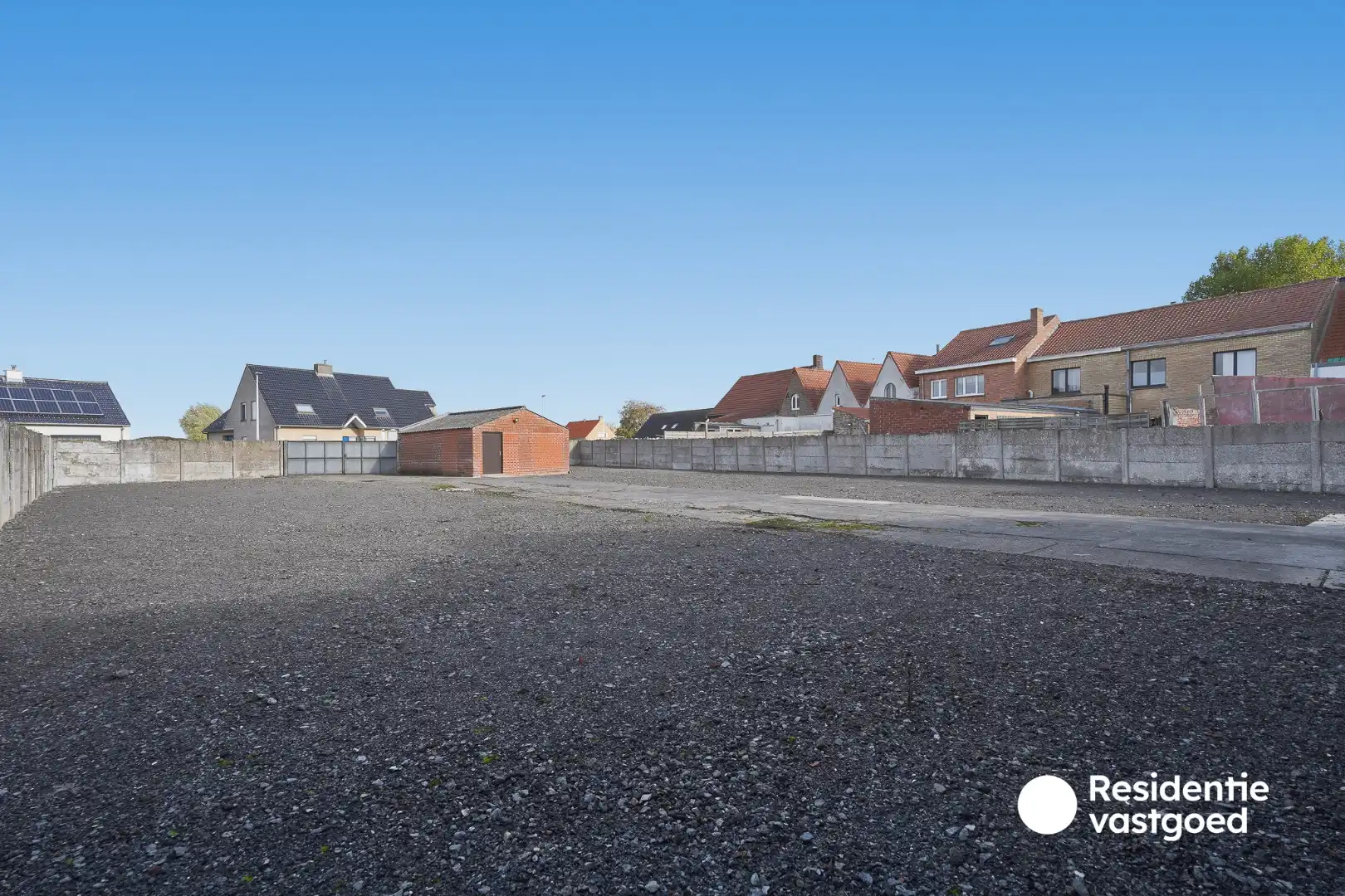 Veelzijdig eigendom met handelsruimte, ruime woning en bouwgrond in centrum Merkem! foto 19