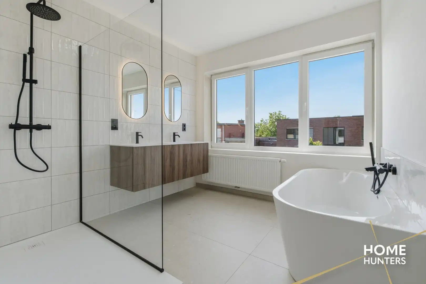 Volledig gerenoveerde woning met 3 slaapkamers, garage, ruime oprit en zonnige tuin in een rustige buurt van Ieper foto 26