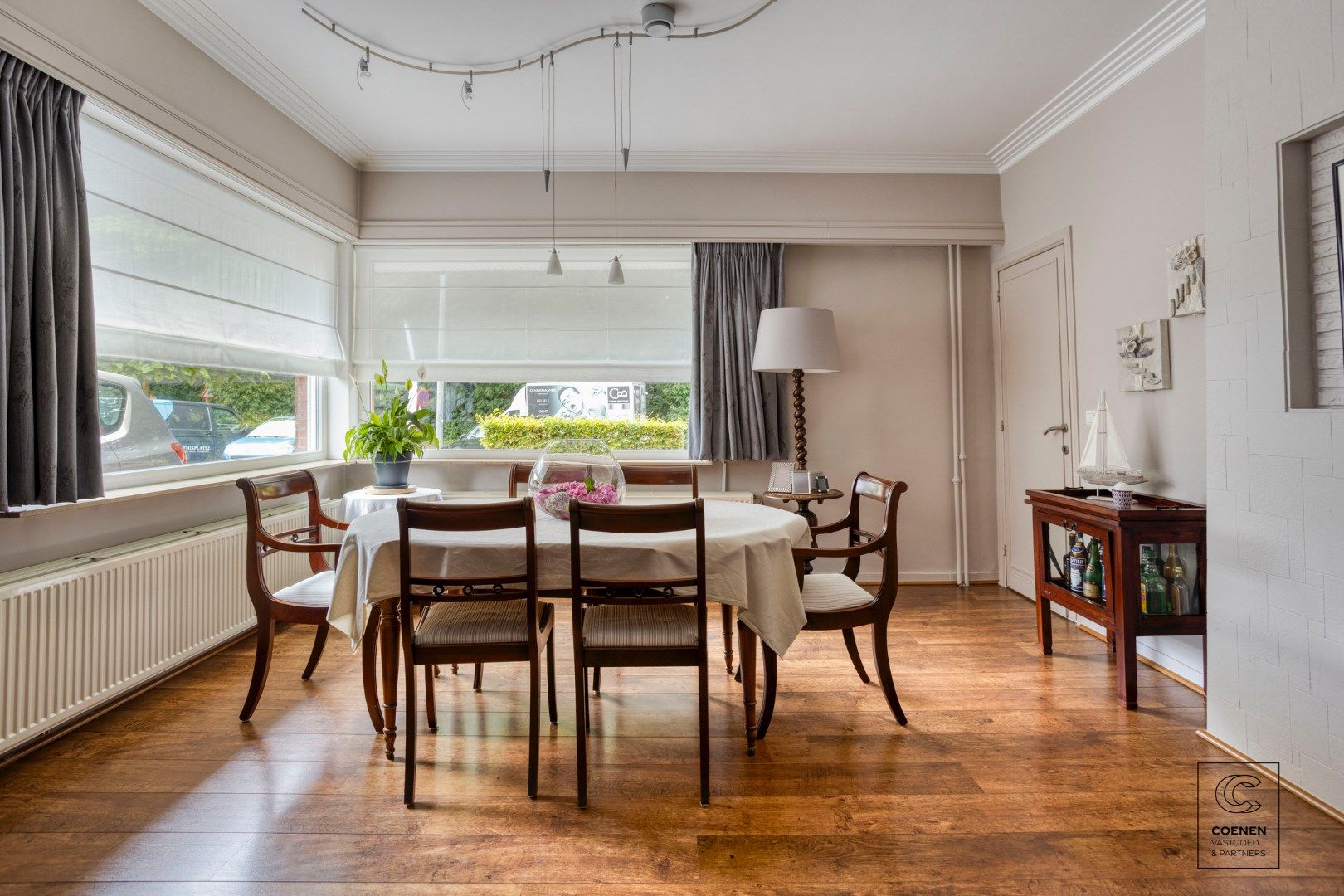 Instapklare woning met 2 slpk, ruime garage en zonnige tuin op TOPlocatie te Wommelgem!  foto 3