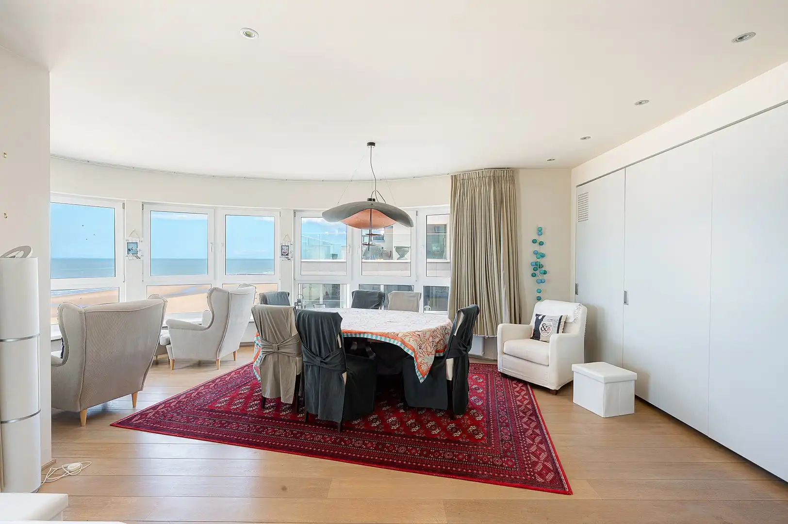 Schitterend hoekappartement in het hart van het Zoute met frontaal zeezicht. foto 8