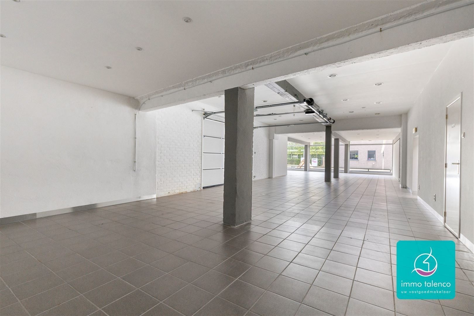 Showroom / loods / kantoorruimte / winkel op 6 a 15 ca - 565 m² foto 11
