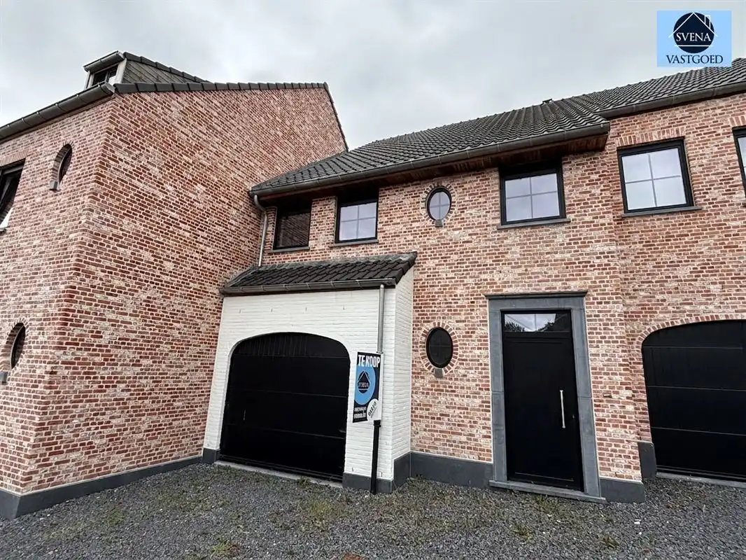 NIEUWBOUWWONING MET 4 SLAAPKAMERS, GARAGE EN TUIN  foto {{pictureIndex}}