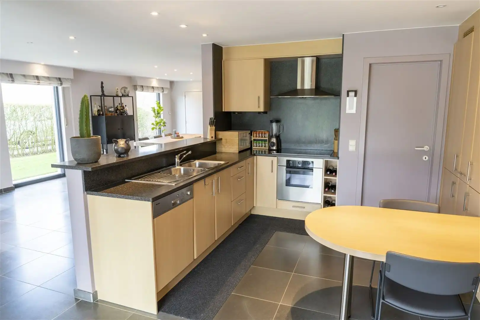 Kwalitatief afgewerkte woning met zonnige tuin, 3 slaapkamers en bureau. foto 10