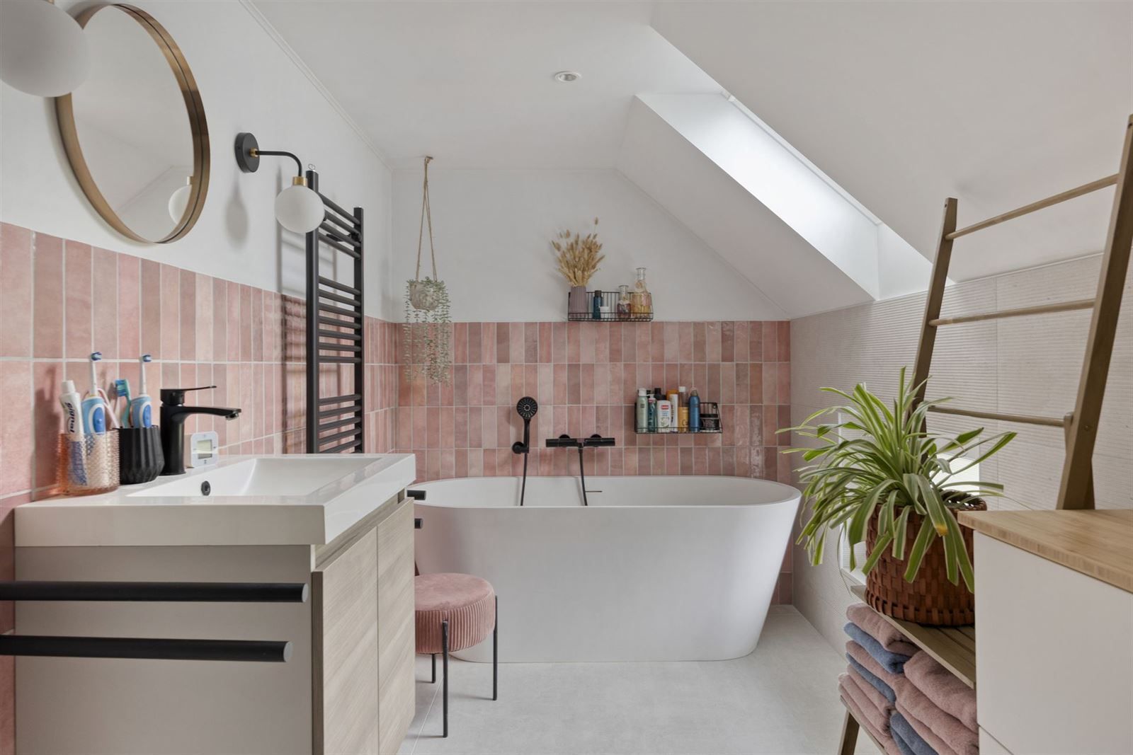 Instapklaar driegevel woning in groene omgeving foto 20