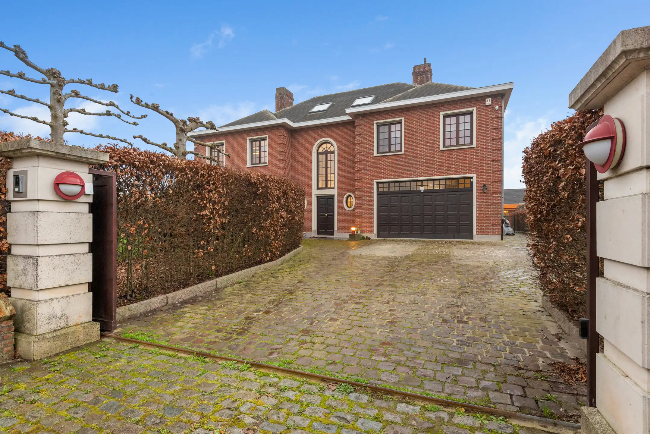 Unieke volledig gerenoveerde Villa met 5 slaapkamers, 2 badkamers, garage, groot terras, ruime tuin, zwembad, fitnessruimte en oprit op een terrein van 16 are 80 ca foto 32